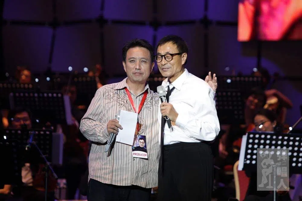 蔡忆仁（左）2014年和刘家昌在狮城舞台上相见欢。（蔡忆仁提供）