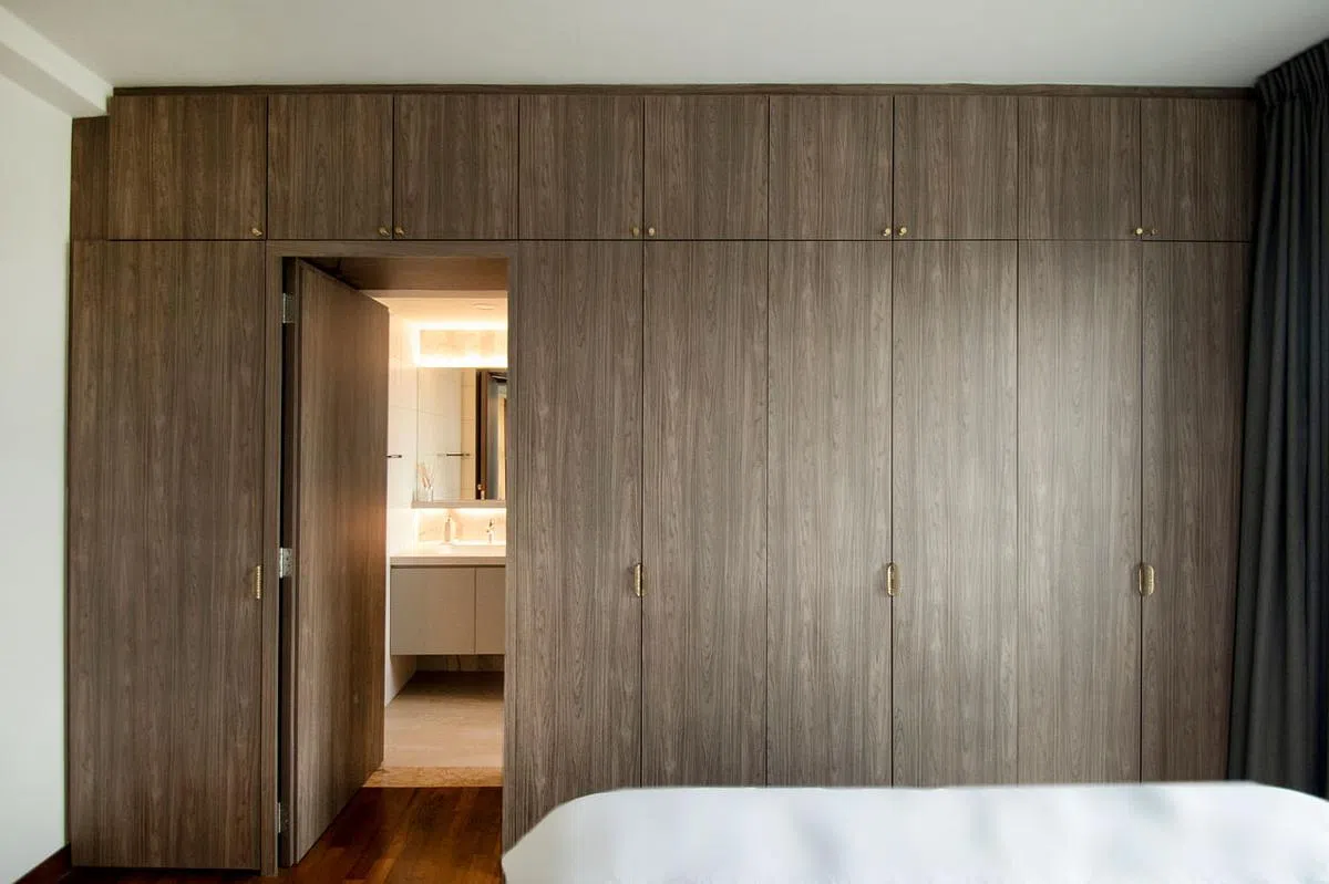 主卧室一整面衣橱，其中一扇门可通往卫浴间。