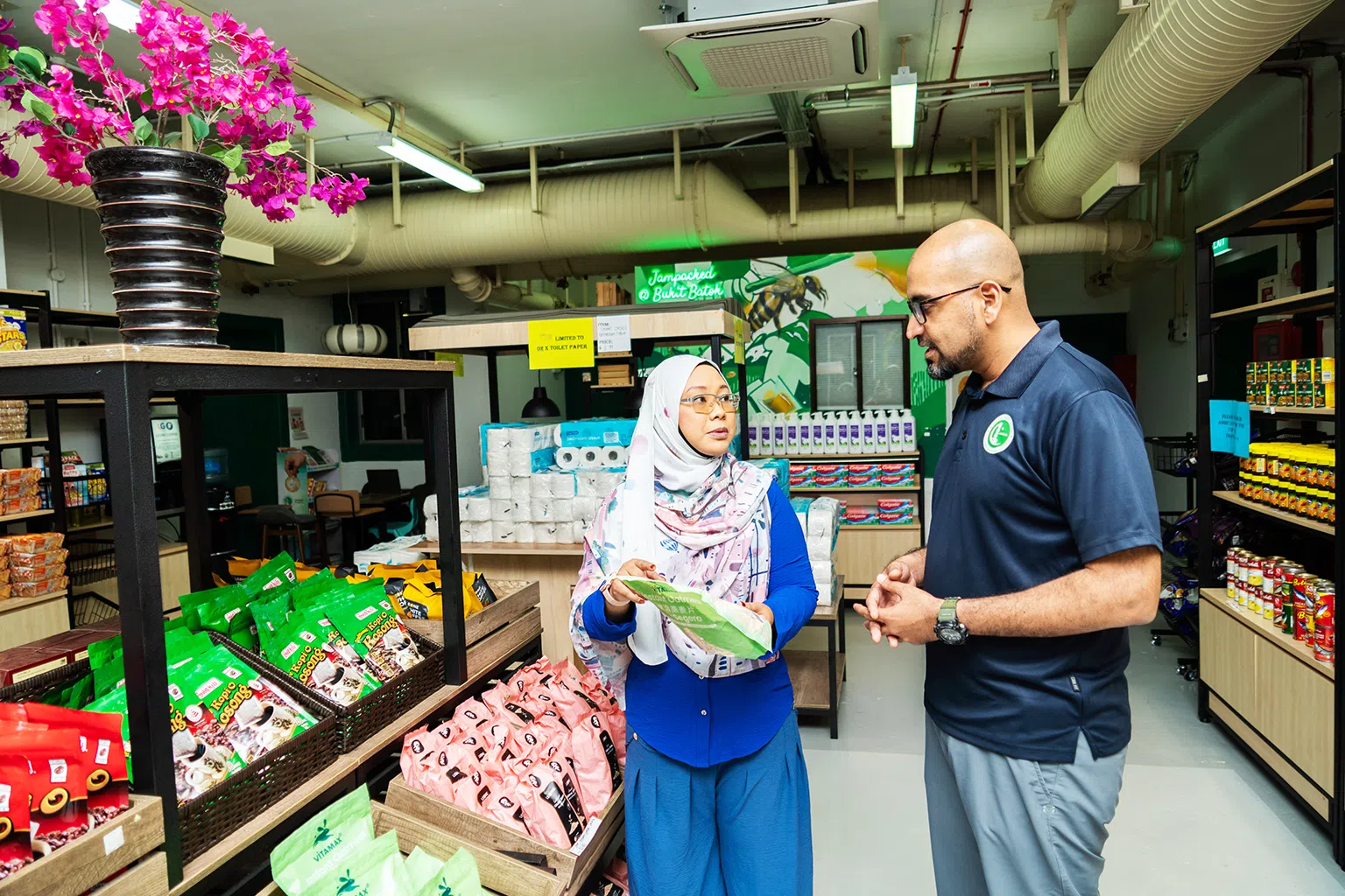 回教传教协会食物银行在组屋区的食物派发点，让受益人挑选需要的食品。（受访者提供）