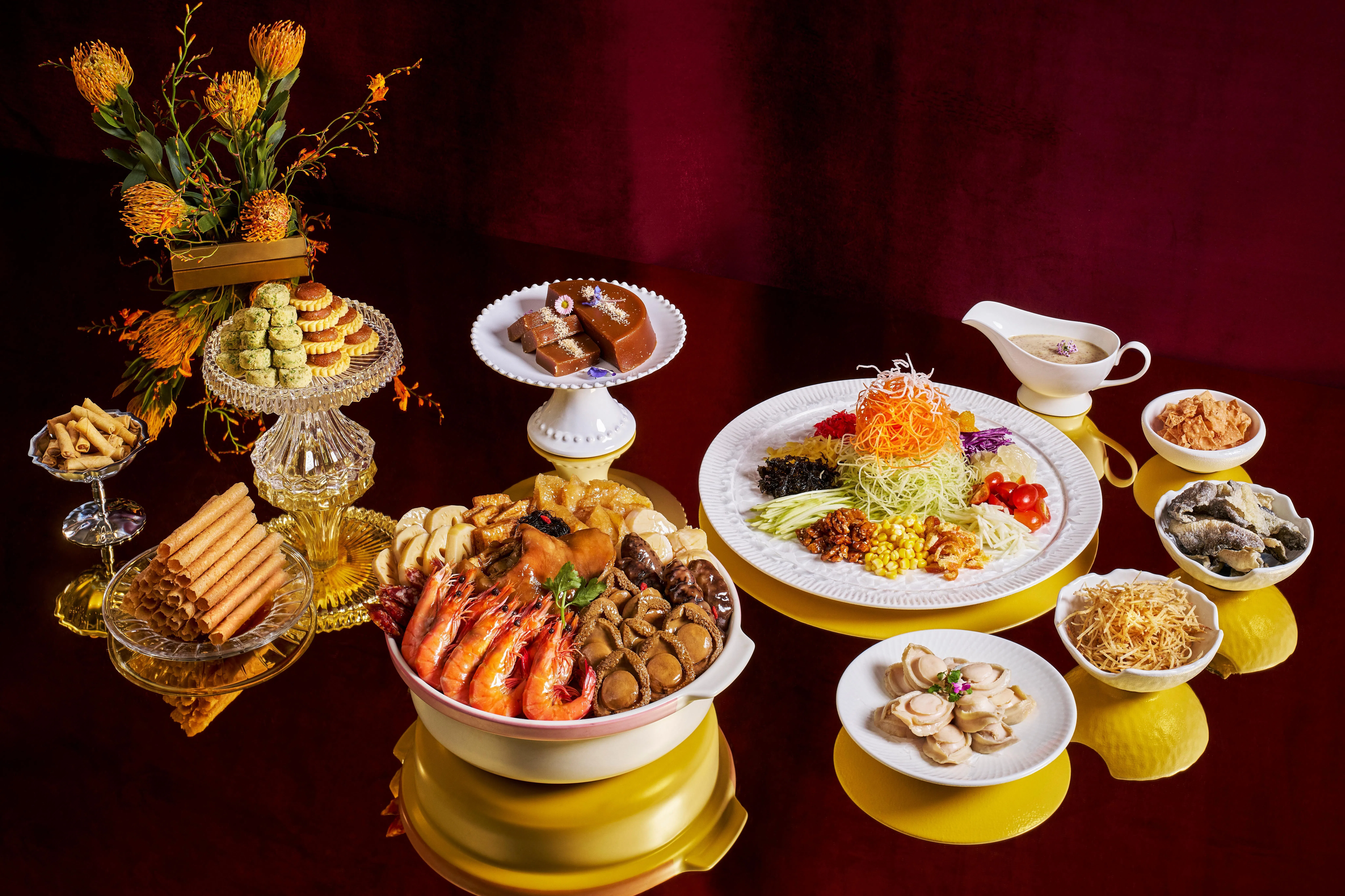 饭夫人外卖菜单中，包括饭夫人鸿运聚宝盆与鸿运鱼生，食客可选择鲍鱼、炸鱼皮或香脆素鱼来搭配鱼生。（酒店提供）