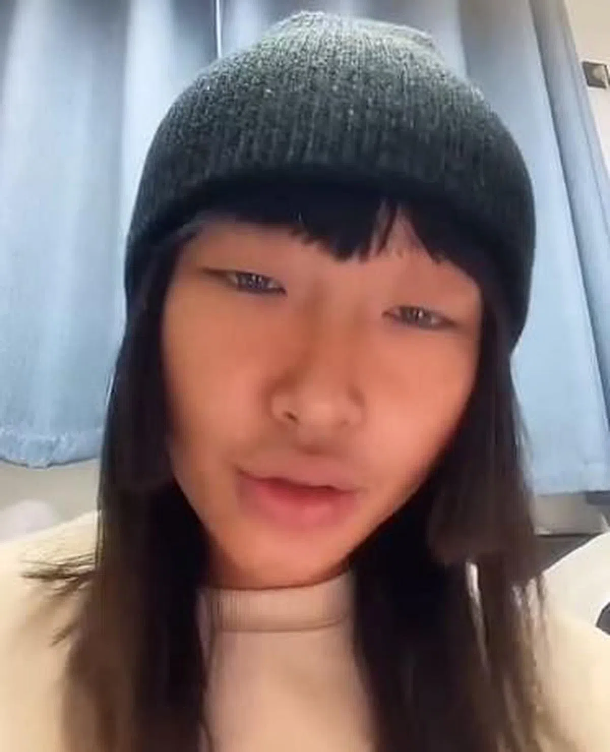 三只松鼠模特“菜孃孃”：“我眼睛小就不配做中国人了？”（视频截图）