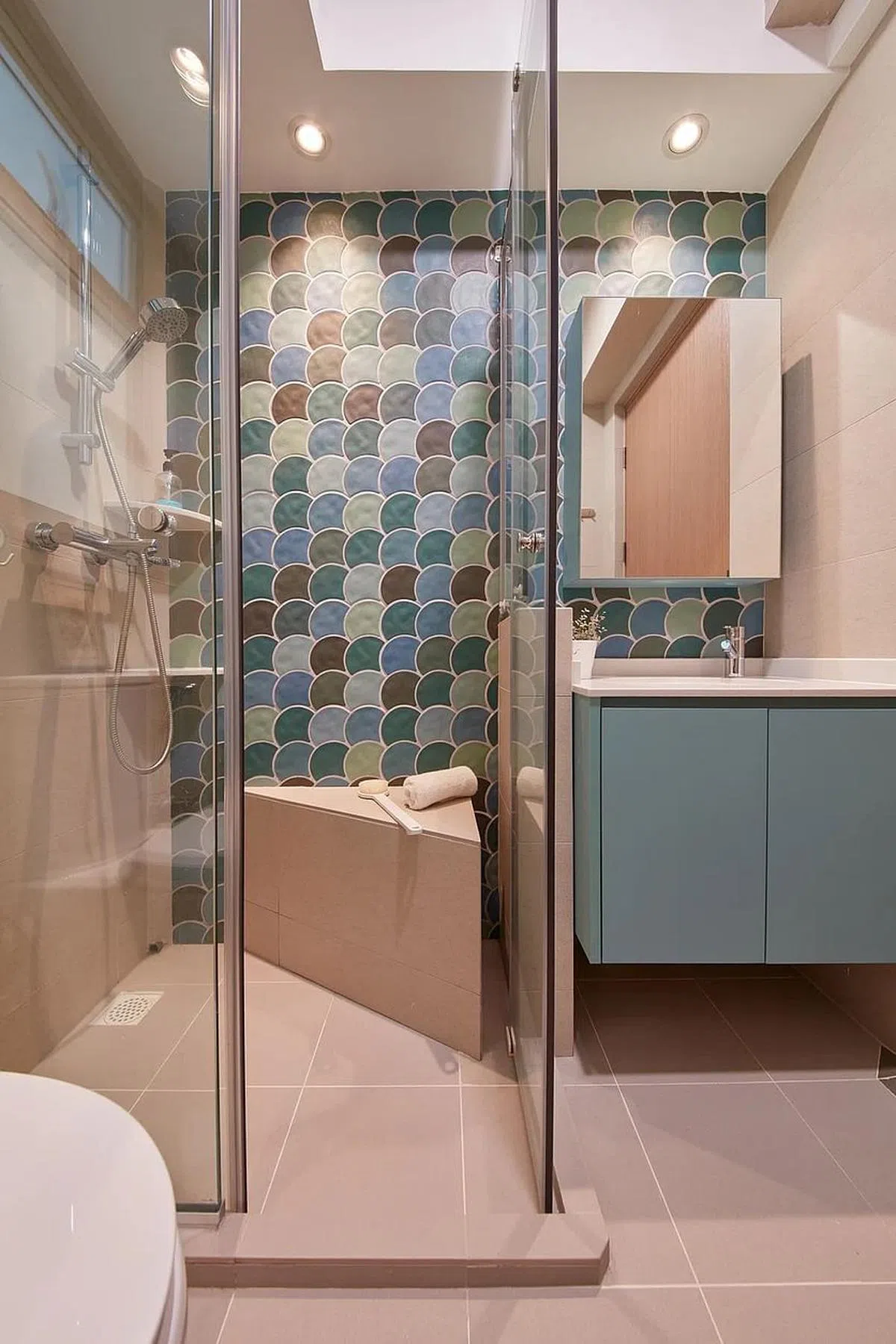 浴室的海洋蓝色系灵感来自单位窗外的海景。（Free Space Intent提供图片）