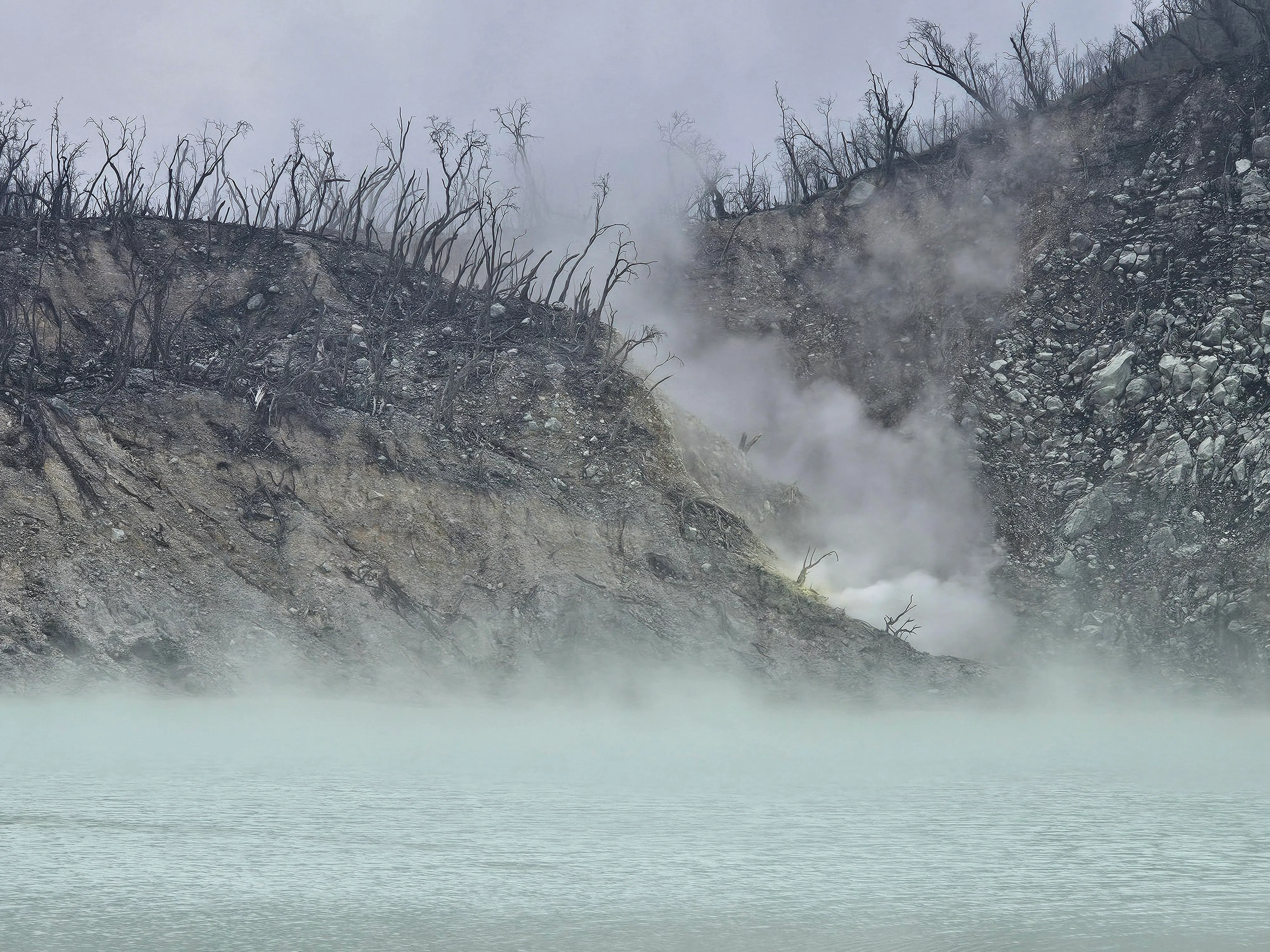 火山口冒着烟，带有硫黄气味。（莞尔摄）