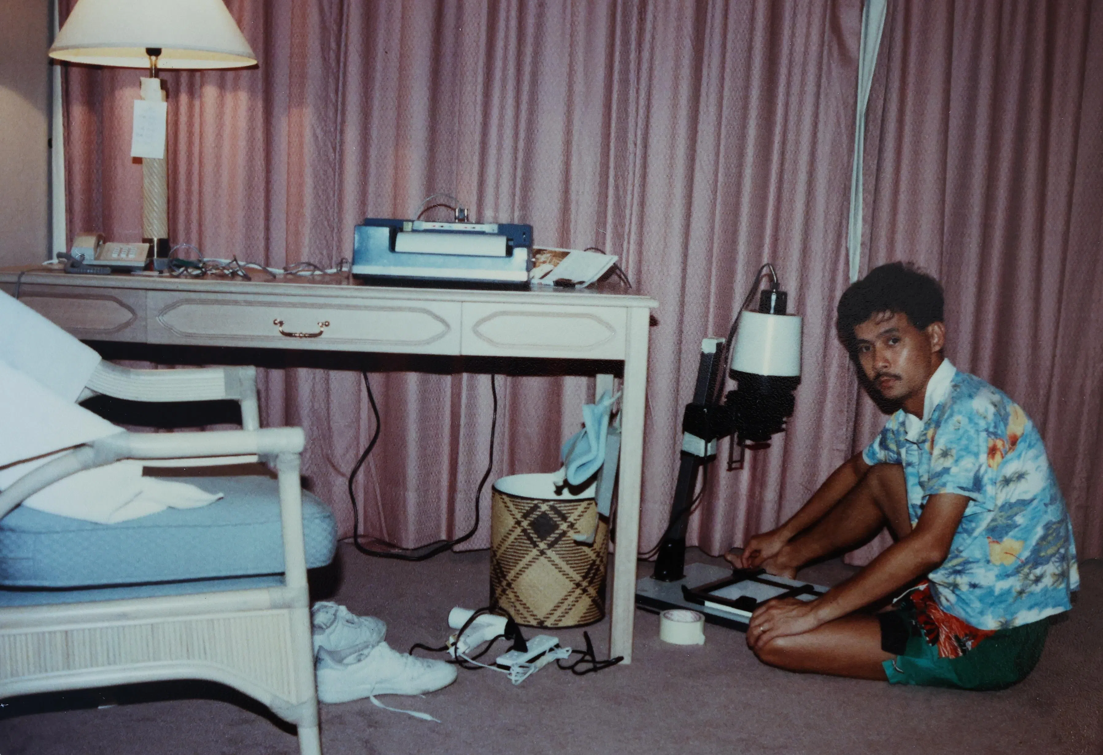 早年到国外采访时，陈福洲拍完照片后得赶回酒店客房，在临时搭成的“暗房”中冲洗照片，再用传真机发回报馆。（陈福洲提供）