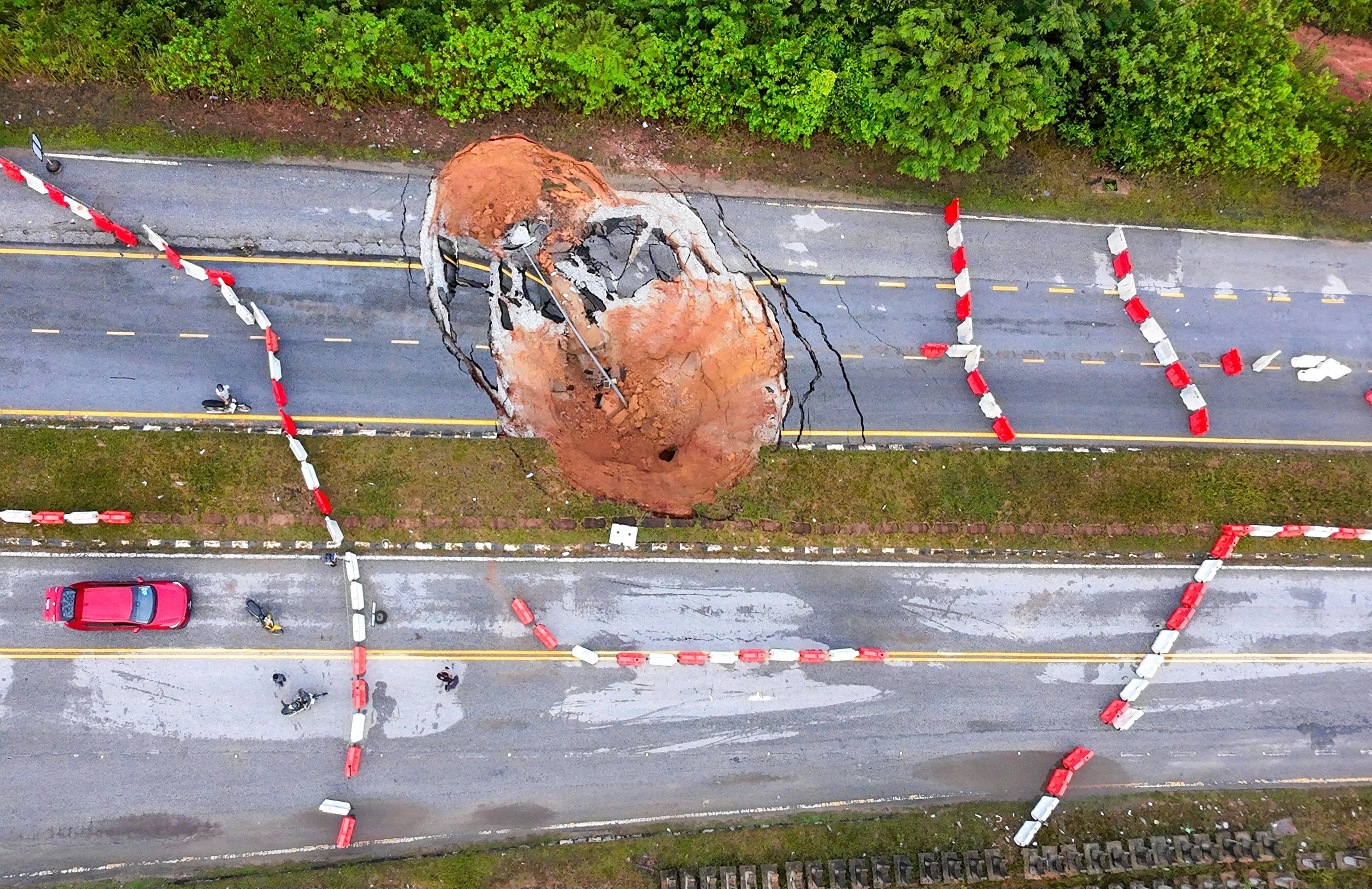 马来西亚吉兰丹州话望生往州首府哥打峇鲁联邦公路星期六（10月10日）发生路陷后，当局星期天（11日）继续封锁事发地点，并提醒当地民众改道。（马新社）
