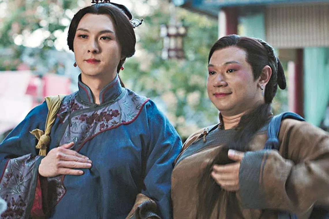 王浩信（左）与金刚在《状王之王》扮女人抛笑弹。（剧照／TVB）