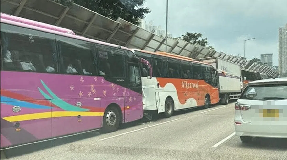 香港将军澳道公路发生交通事故。（香港01）
