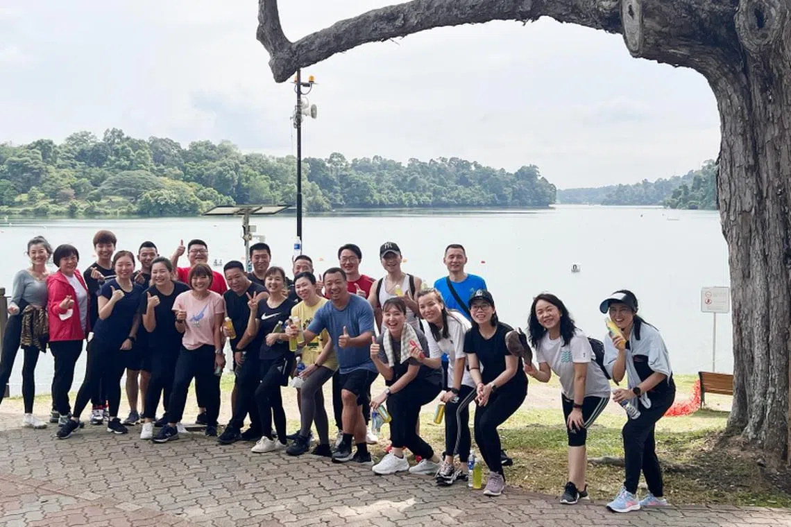 方志忠就读国大EMBA课程时，讲师经常组织周末下午徒步，回到公司后，就开始推行徒步活动，想要员工繁忙之余也保持健康的体魄。图为他带领员工去走他最喜欢的路线之一，全程约12公里的麦里芝蓄水池。（图/莆田提供）