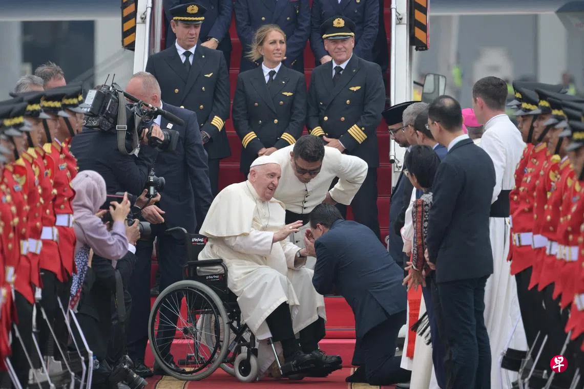 教宗方济各抵达印尼拒绝豪车五星酒店| 联合早报