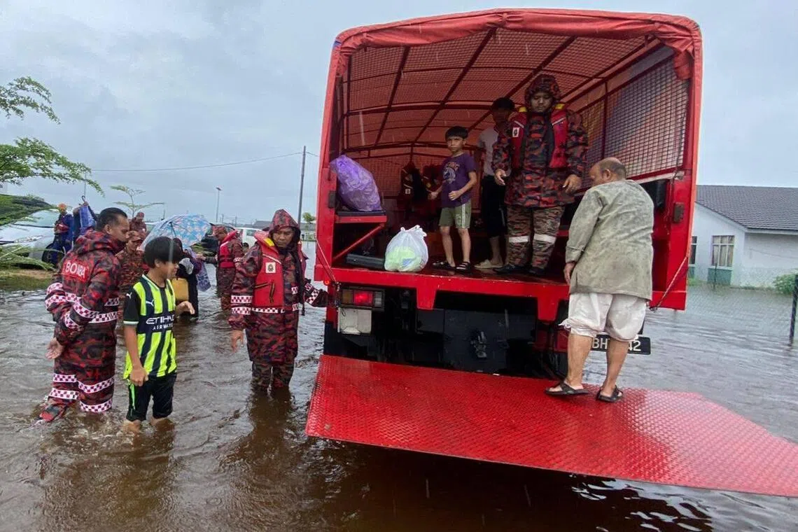 彭亨州政府星期三（12月17日）派出消防员到水灾灾区，以罗厘疏散受灾民众。（取自彭亨州消防局脸书）