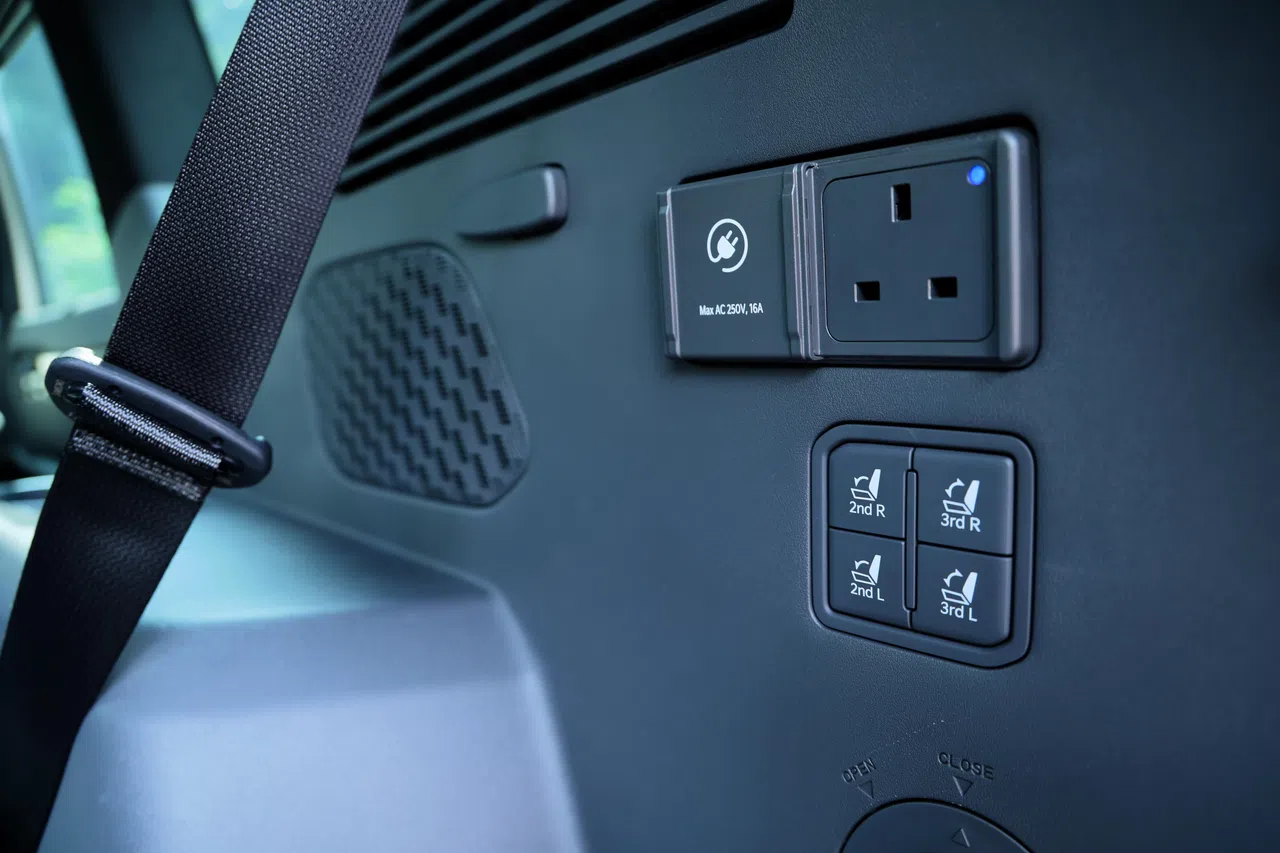 行李厢右侧墙上有一个V2L供电插座，方便用户使用电器或充电。（龙国雄摄）