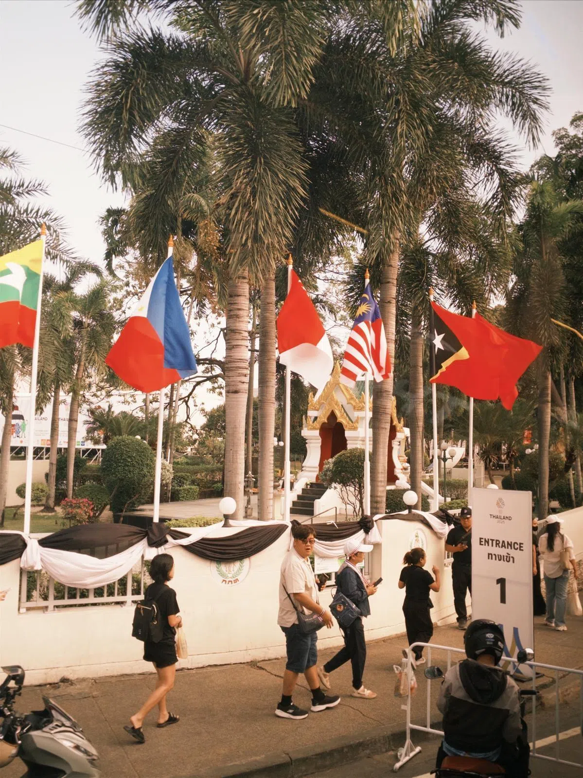 曼谷的各样建筑和围墙上出现的黑白挽带。（卓舒畅摄）