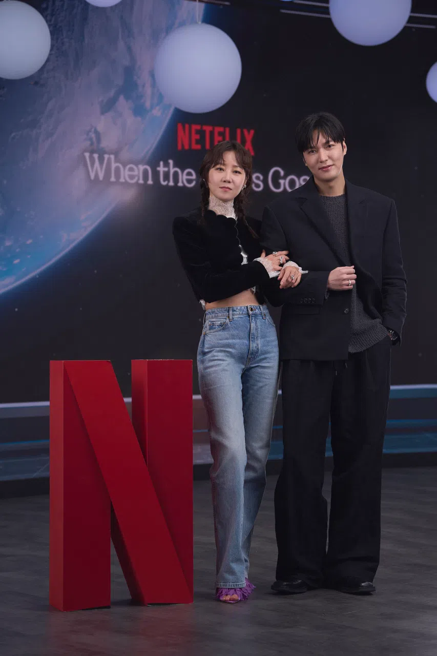 孔晓振与李敏镐在记者会上斗嘴，好交情不言而喻。                （Netflix提供）
