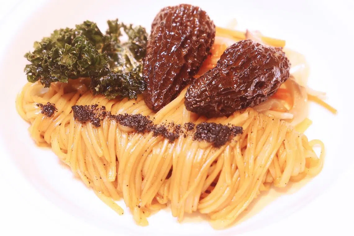 李白餐馆的黑松露酿羊肚菌捞稻庭面，香气多层丰富。（邬福梁摄）