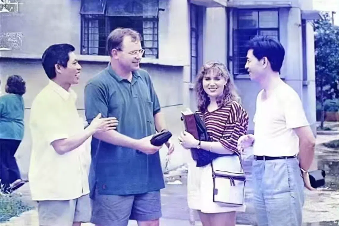 沃尔兹曾在1989年到中国广东佛山第一中学执教，他之后于1994年领着50名美国学生重返佛山一中探访昔日同事 （佛山校友提供，取自互联网《观察者》）