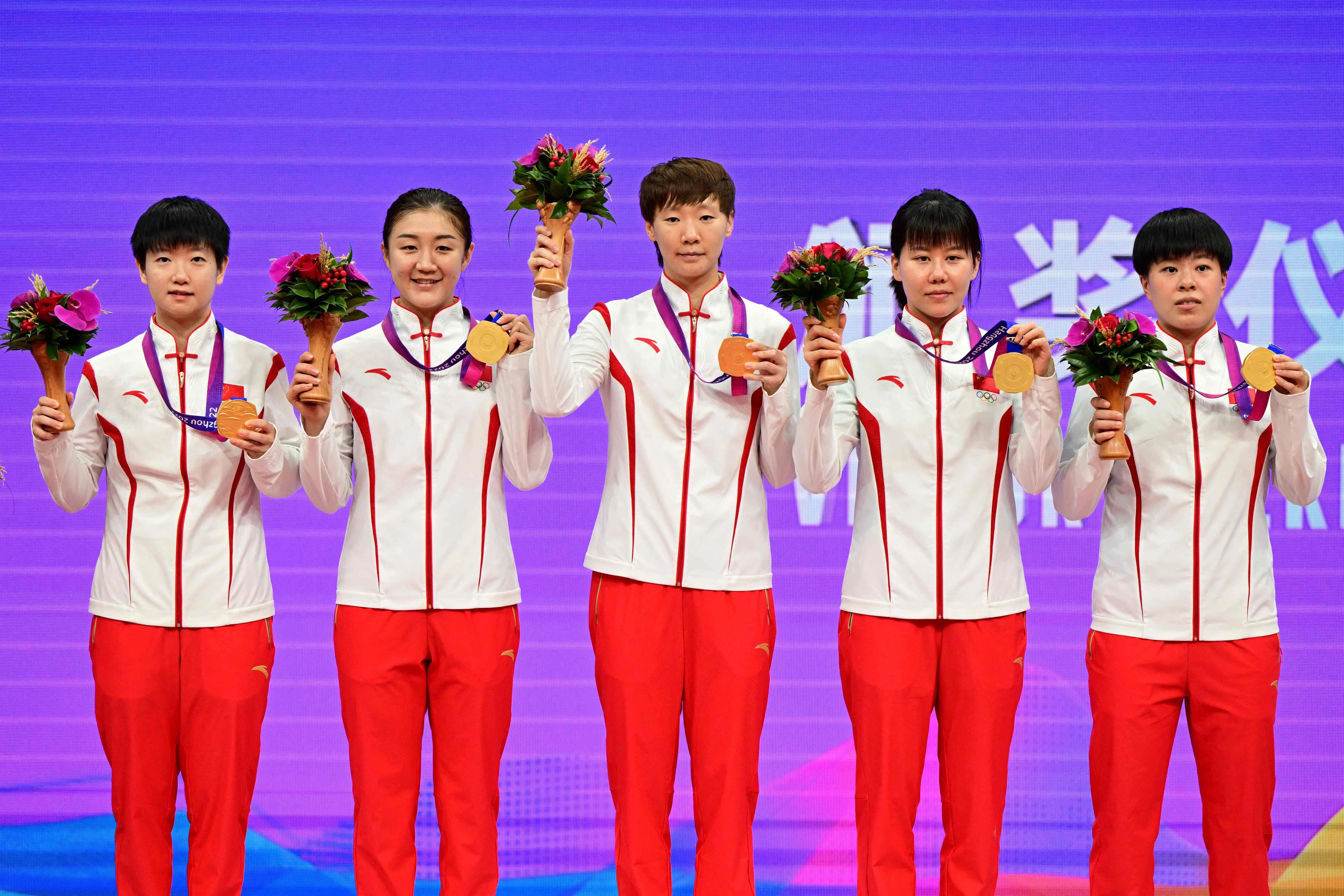 中国队球员孙颖莎（左起）、陈梦、王曼昱、陈幸同、王艺迪夺得杭州亚运会乒乓球女子团体冠军。（法新社）