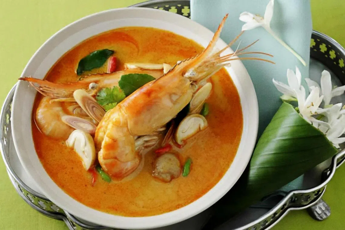 泰国备受喜爱的酸辣冬炎汤（Tom Yum）主要掺杂了青柠的酸味、鱼露的咸味、辣椒的辣味、虾的甜味和草药的微苦味。（泰国旅游局）