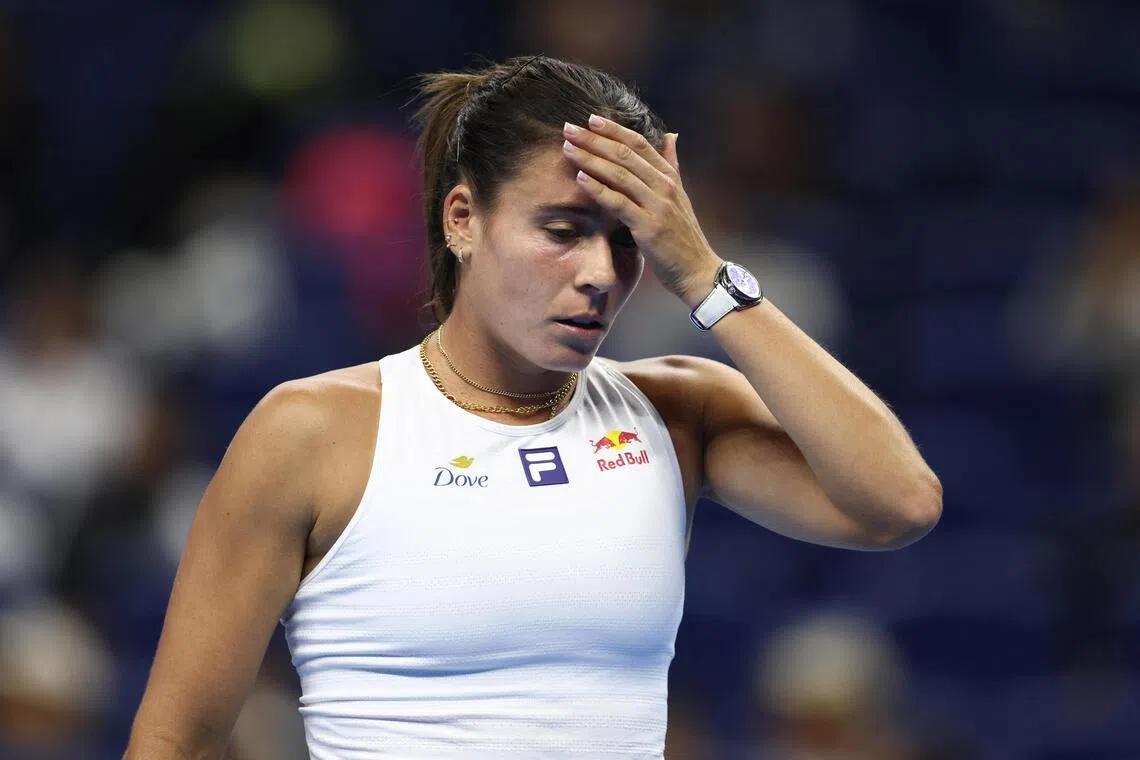 艾玛首盘通过抢七后先下一城，但随后连丢两盘不敌对手。（路透社）