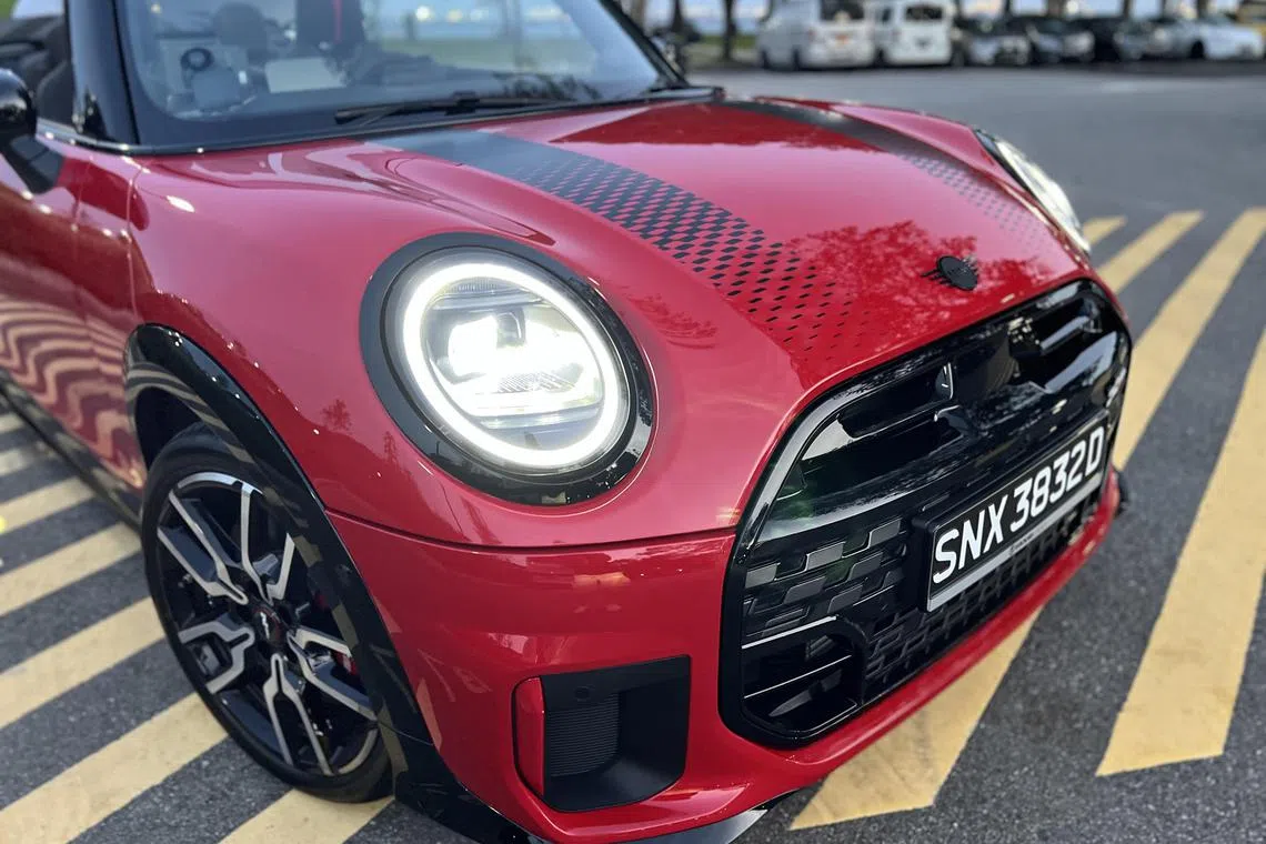 车头配备高光黑八角形水箱护罩，搭配大尺寸进气口与红色饰条。（吴庆康摄）