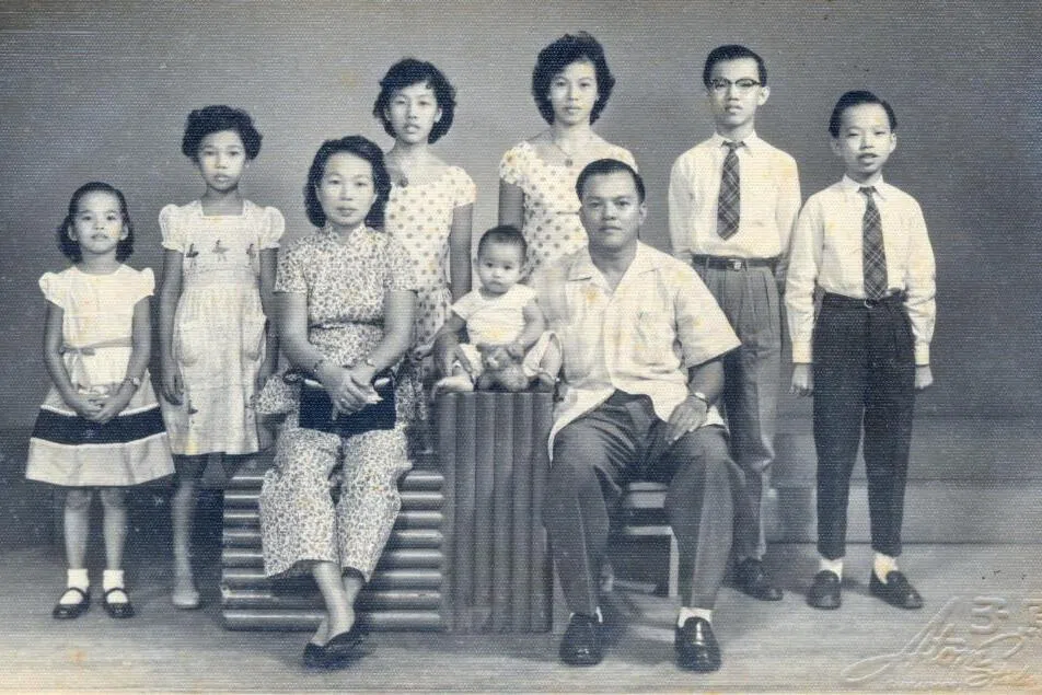 Tan (back row, second from right) is the third of seven children, with two older sisters, three younger sisters and a younger brother. His father, Tan Khye Hong (front row, far right), was a police sub-inspector. This photograph shows the family of nine.（Courtesy of interviewee）