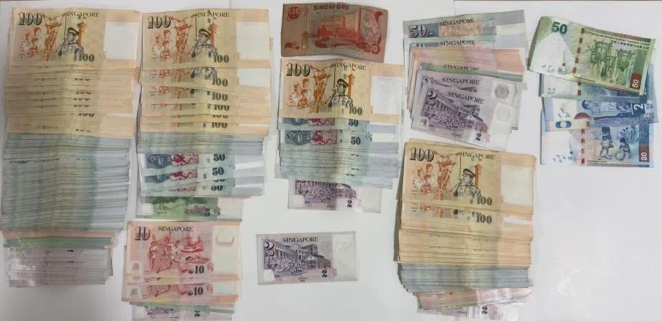 警方在义顺的扫赌行动中，起获超过1万5300元现金。（新加坡警察部队提供）