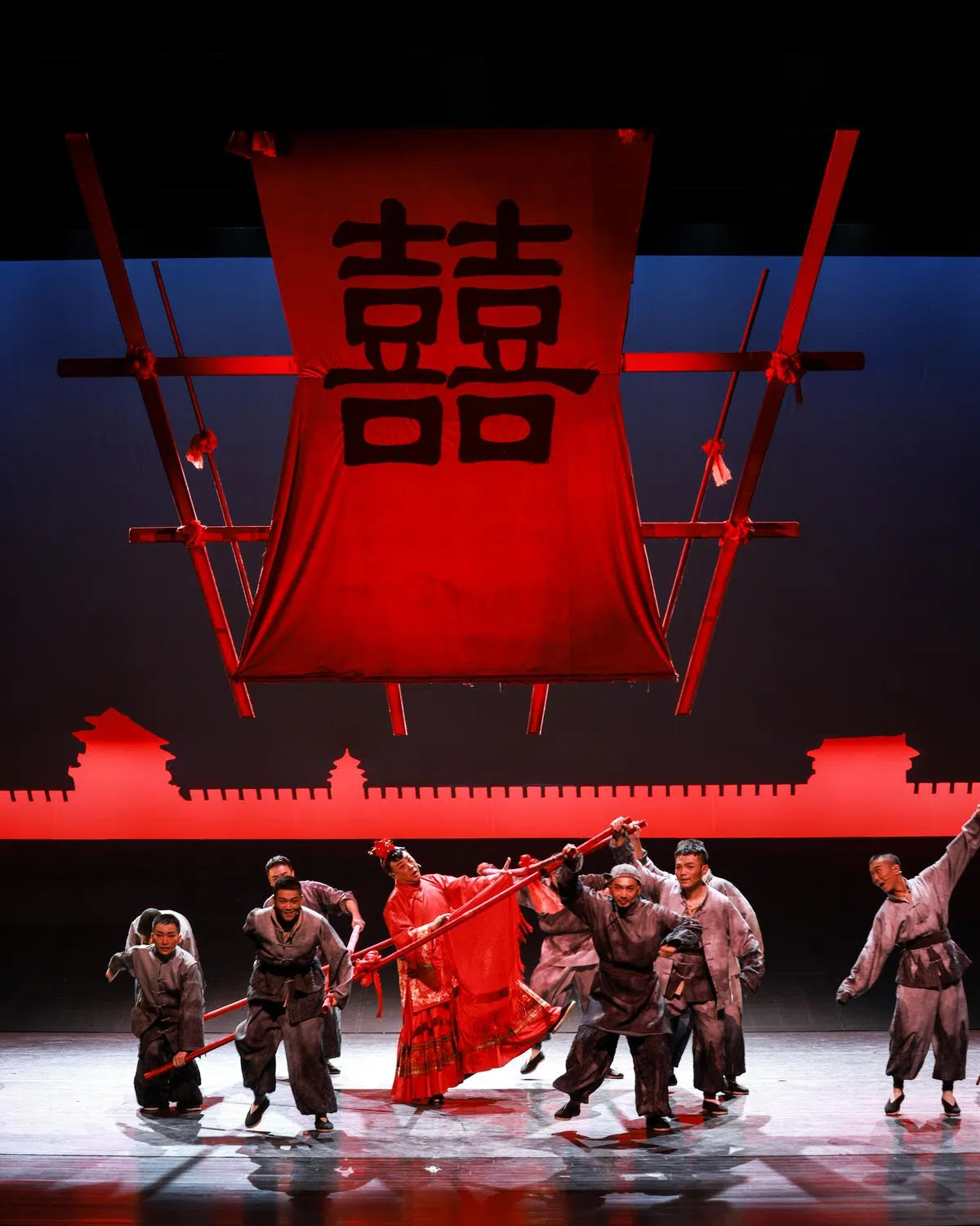 本版《骆驼祥子》是全男班底，虎妞一角依旧抢眼亮丽。（张伯男摄，滨海艺术中心提供）