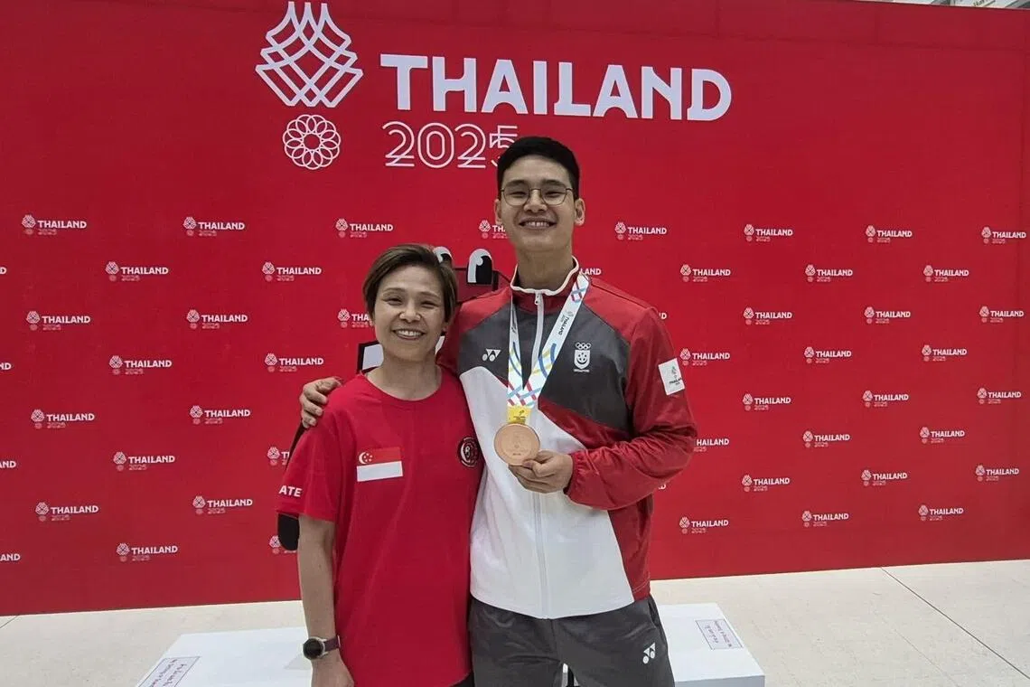 邓伟恩的母亲李仪玲（左）七年前也一起开始训练空手道。儿子在东运会夺铜牌，母亲也在场见证。（新加坡空手道总会提供）