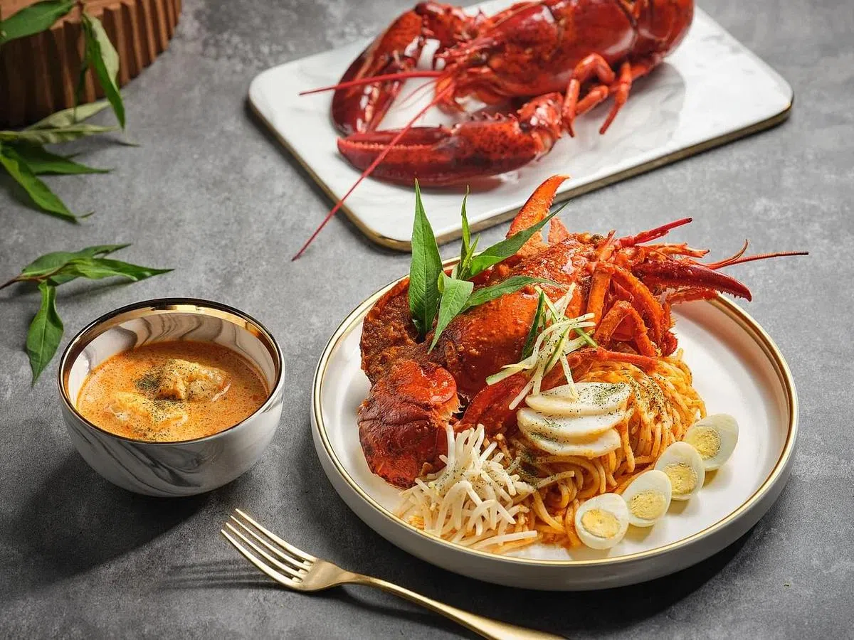 Henry's Lobster的干龙虾叻沙选用整只活龙虾烹煮。（餐馆提供照片）