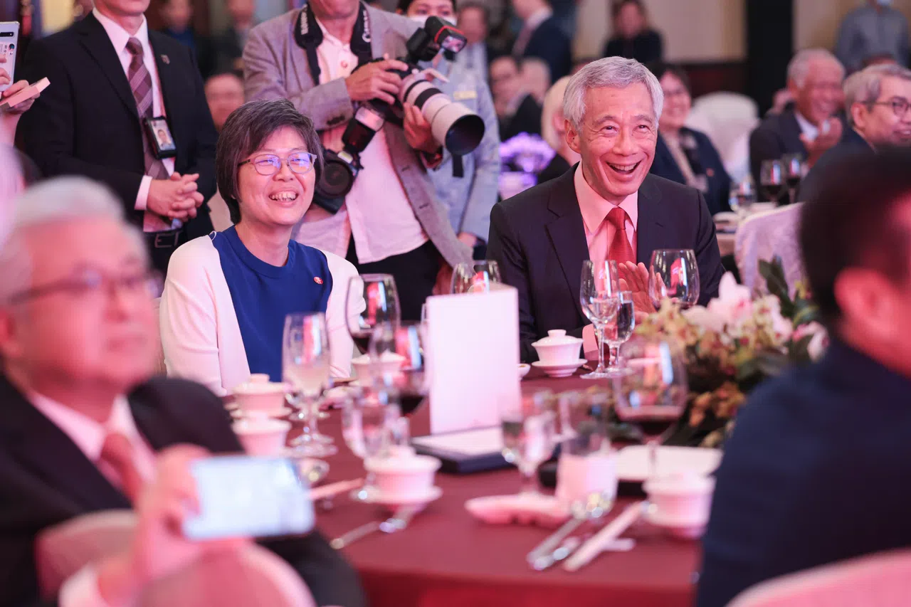 相声桥段诙谐中见巧妙，李显龙总理（右）也不禁莞尔。左为华文媒体集团社长李慧玲。（李冠卫摄）