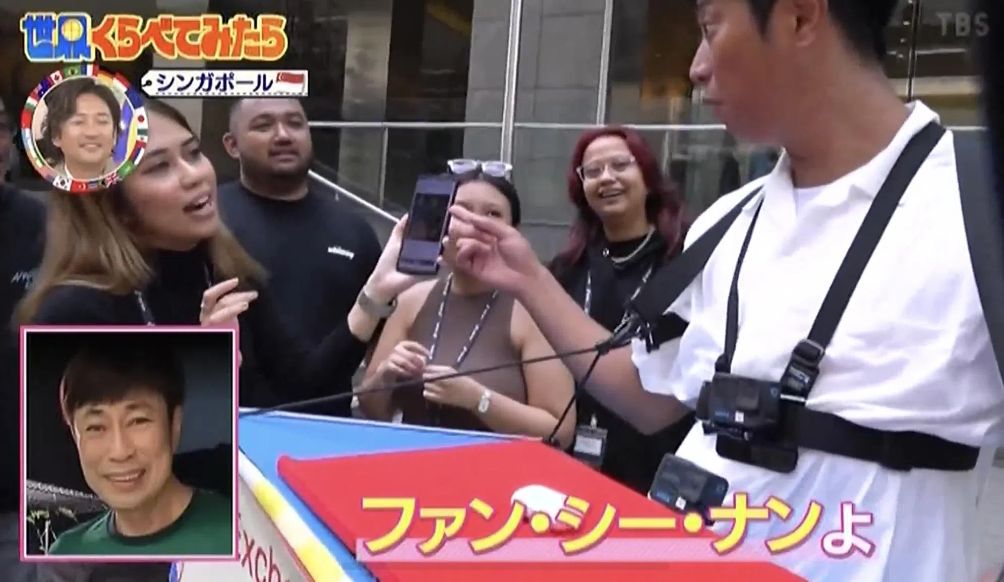 有民众告诉尾形贵弘（右一），他神似本地演员黄世南。（翻拍节目画面）