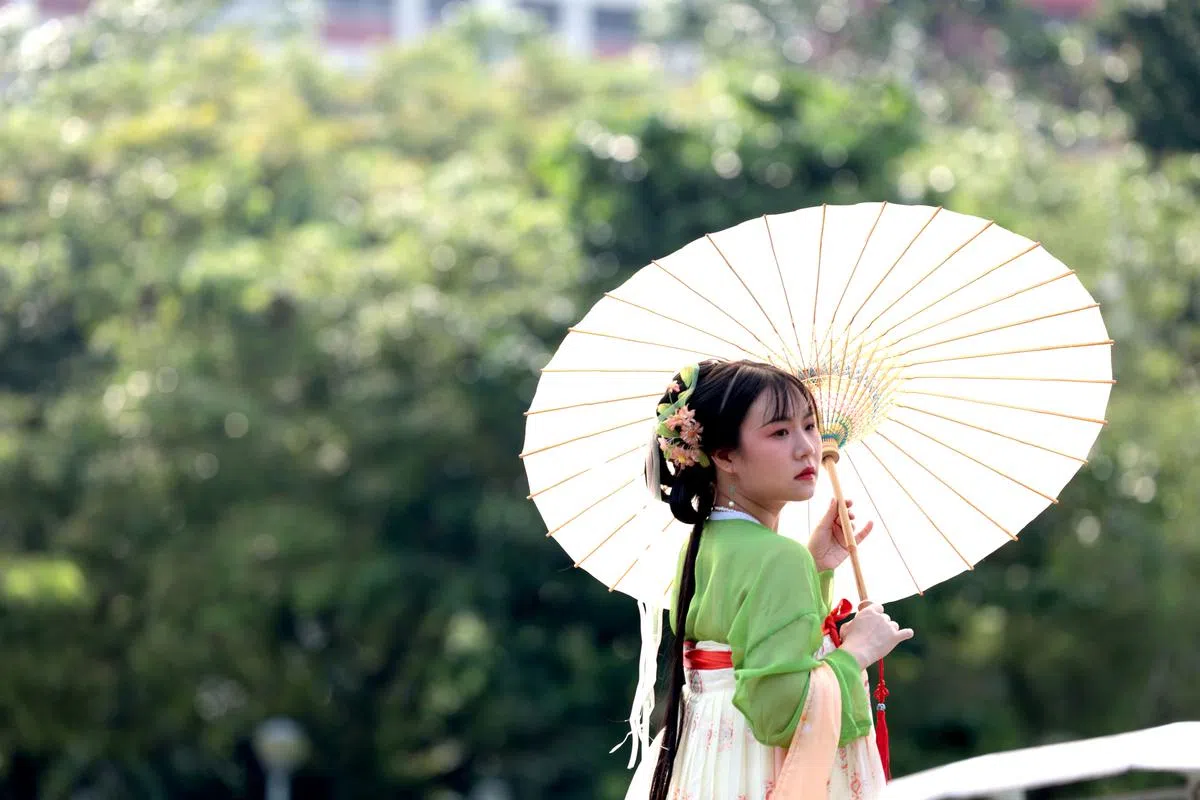 周丽莎的唐朝装扮仙气飘飘，让人的思绪穿越到大唐的华美时空。