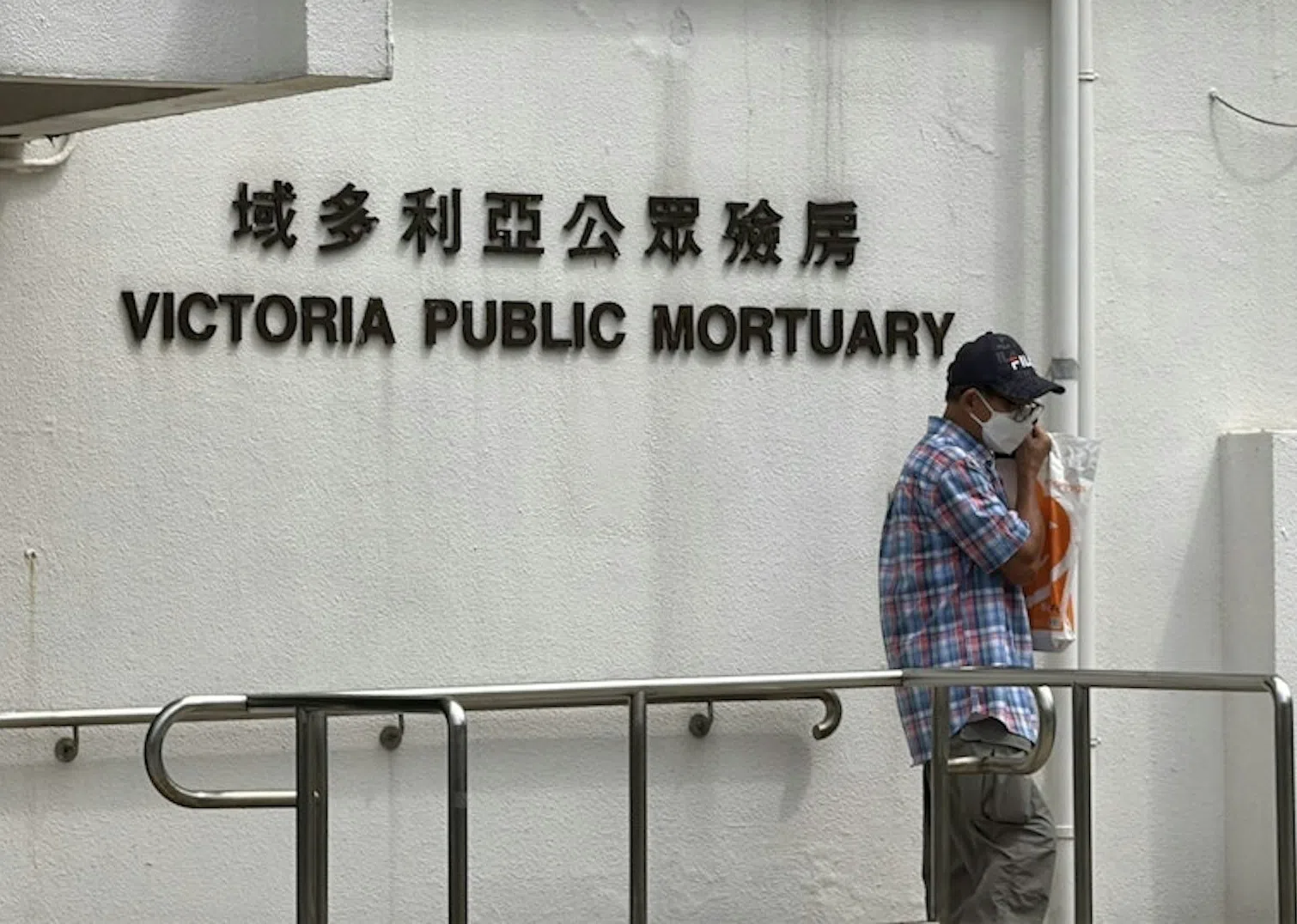 梅启明表示自己18日曾到停尸间想看亡母，却吃闭门羹。（香港01）