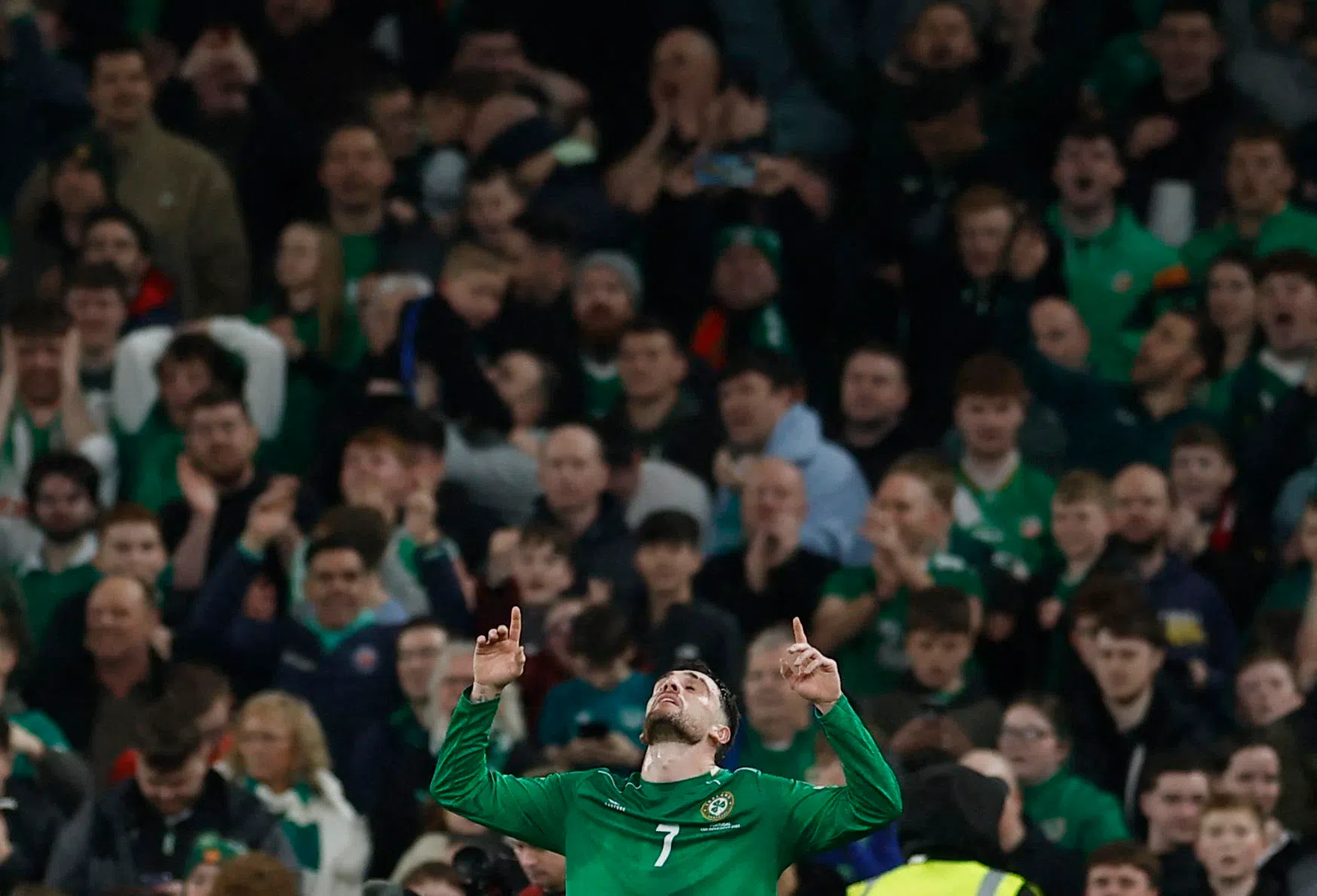 爱尔兰前锋帕罗特在两破葡萄牙龙门后仰天庆祝，享受这历史性的一刻。（路透社）