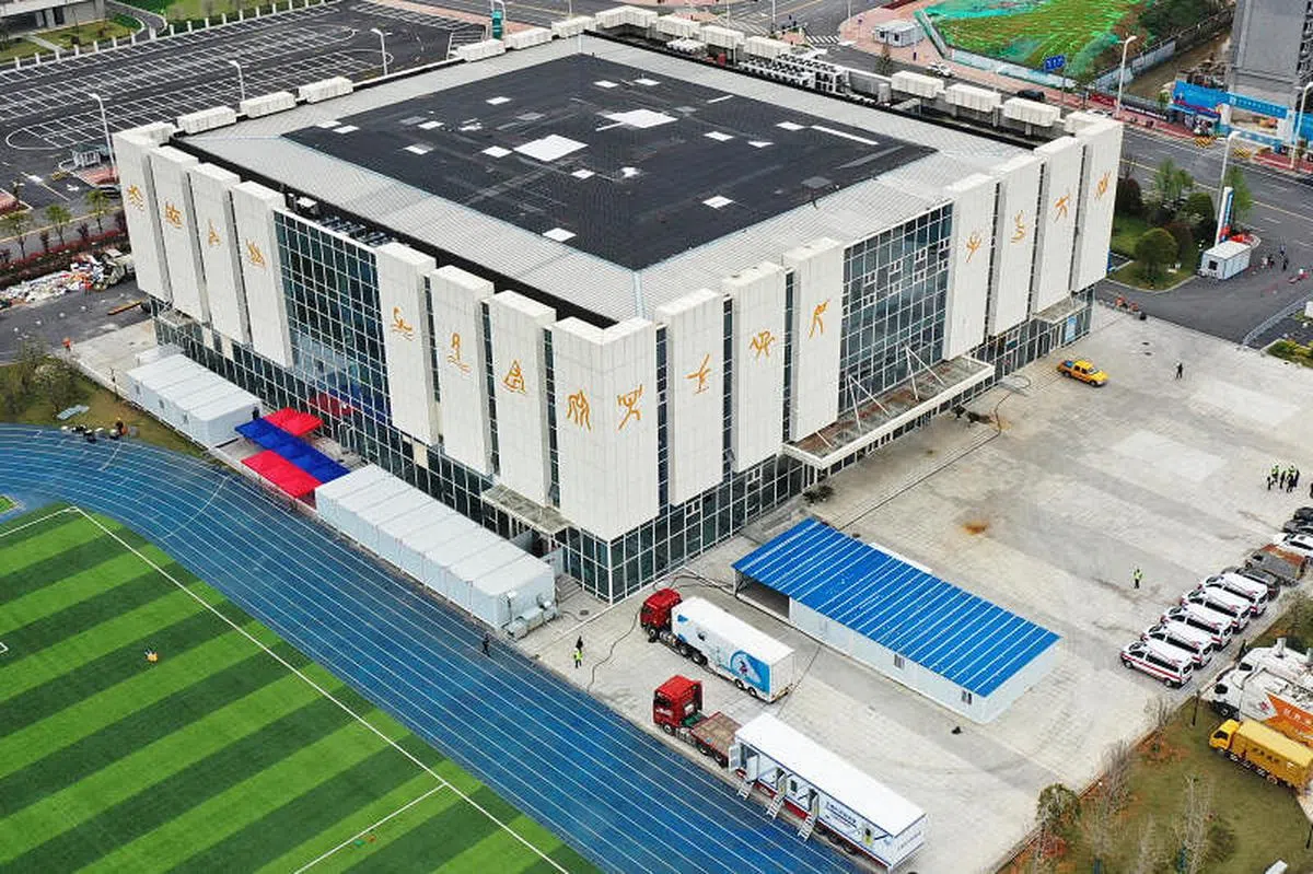 航拍江西南昌市首个“方舱医院”外部画面。该方舱医院位于江西省南昌市新建区欣悦湖体育馆内，床位435张。图片摄于3月24日。（中新社）