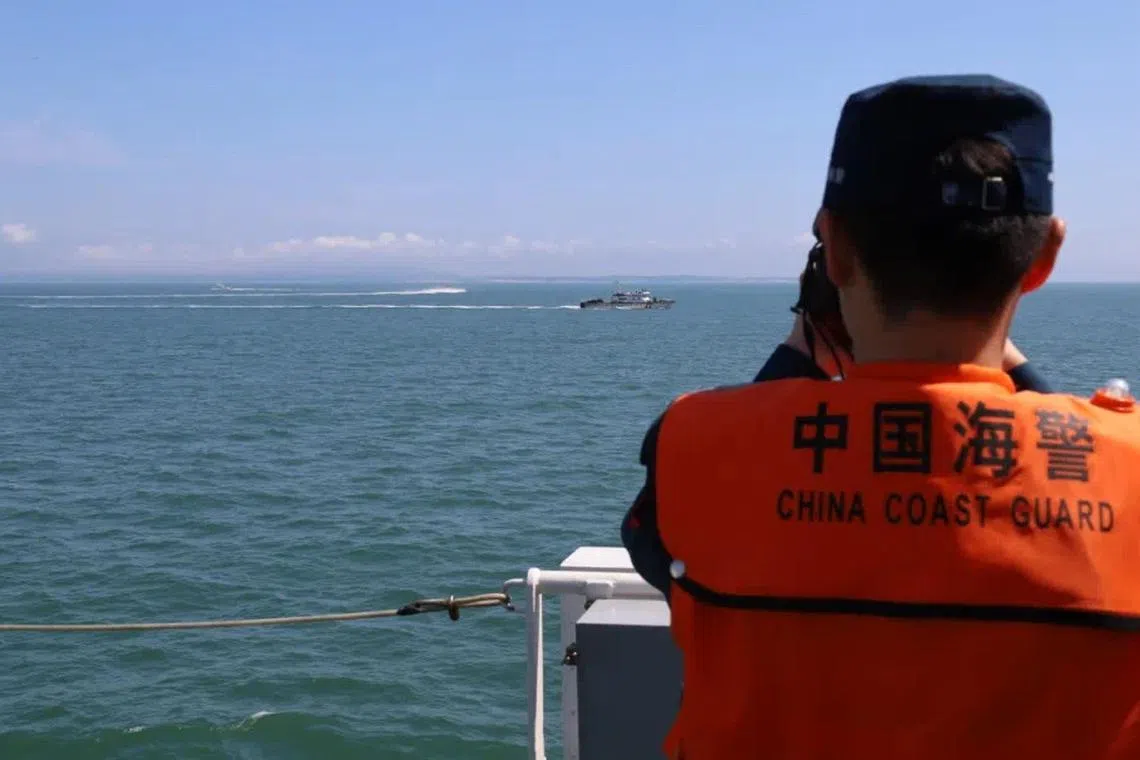 大陆海警局通报中的另一张照片显示，一艘海警船正在观察疑似台湾巡防艇的画面。（中国大陆海警局公号）