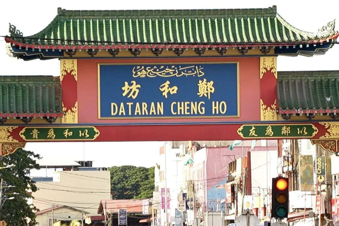 当地招牌可以含各种不同语言，但是州政府也规定必须同时放上爪夷文。爪夷文的大小和位置会由市议会决定。图为吉兰丹唐人街“郑和坊”的牌楼，有爪夷文、华文和马来文。（视频截图）