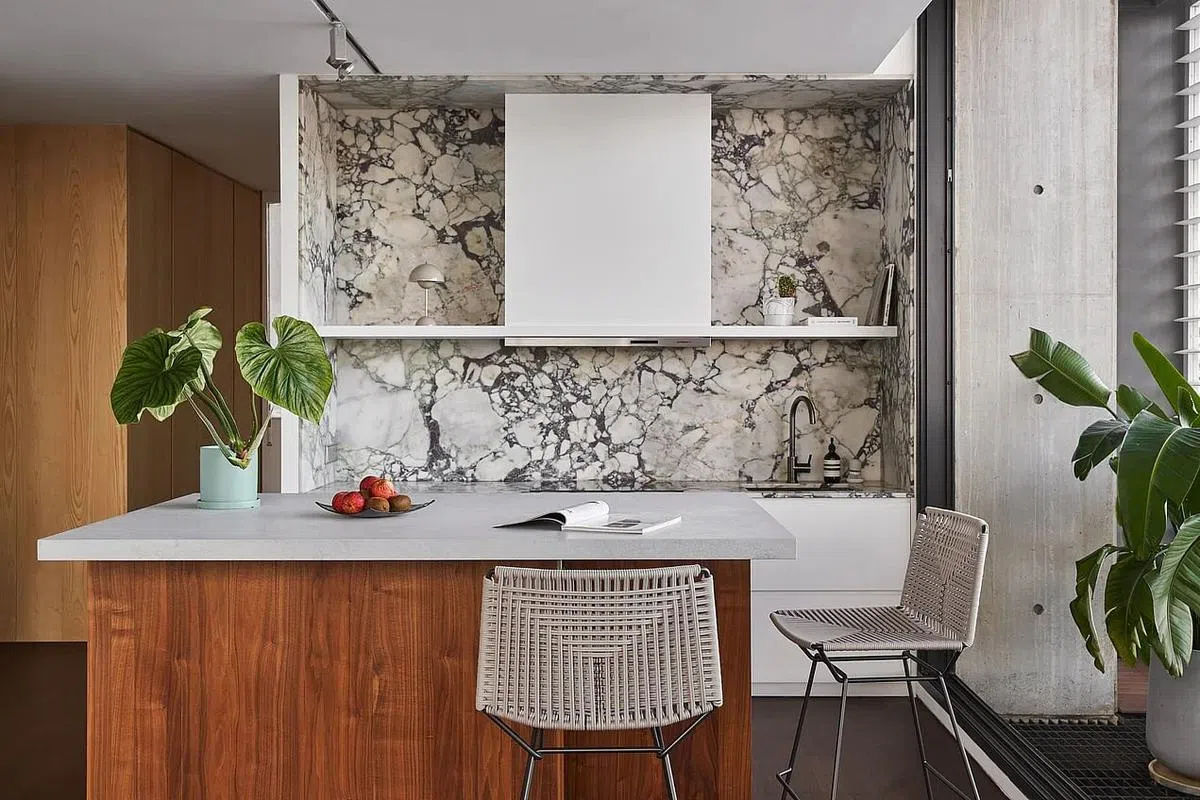厨房的大面积大理石墙壁呈现强烈视觉效果。（Atelier Here提供图片）