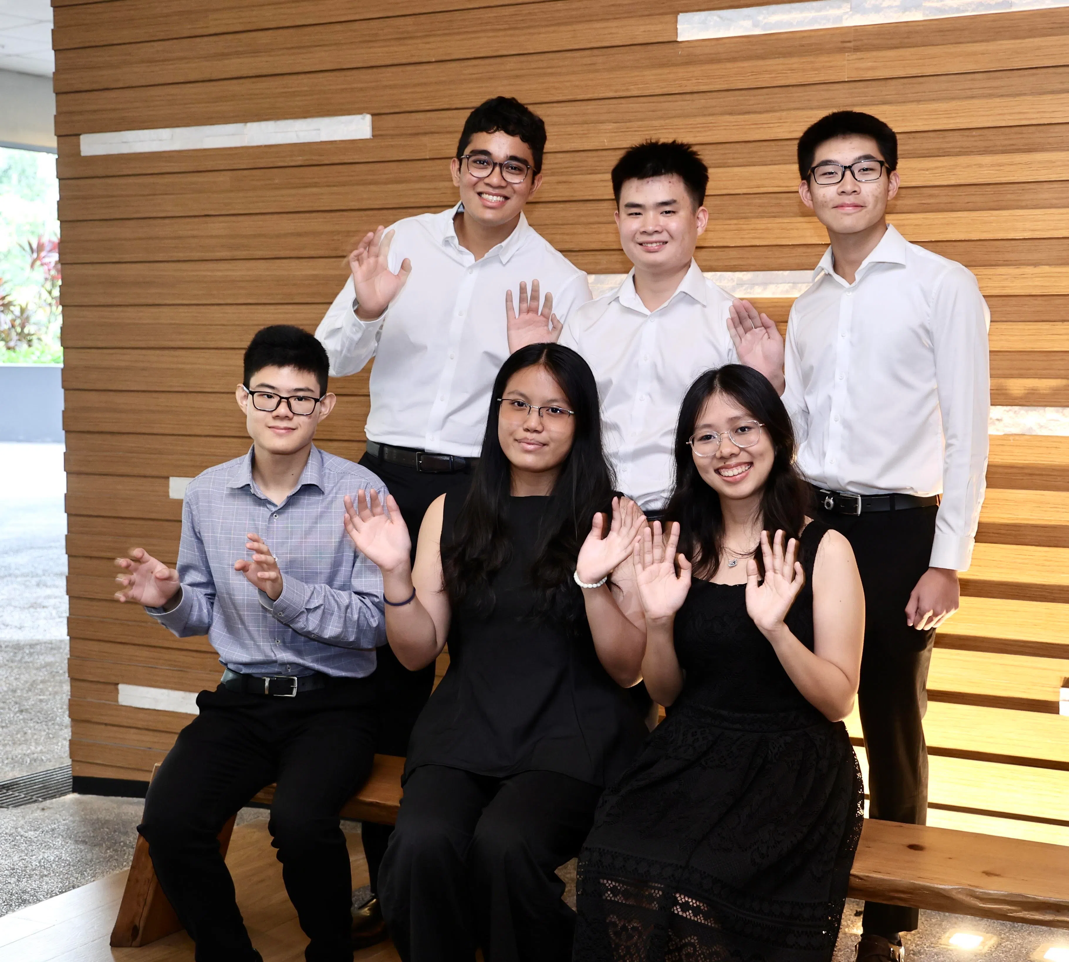 图为今年的经济师服务奖学金得主。他们是何瑞恒（前排左起）、李旻家、叶珂卉、约明（Benjamin Mahadevan Malcolm，后排左起）、陈毅荣和柯宇恒。（周国威摄）