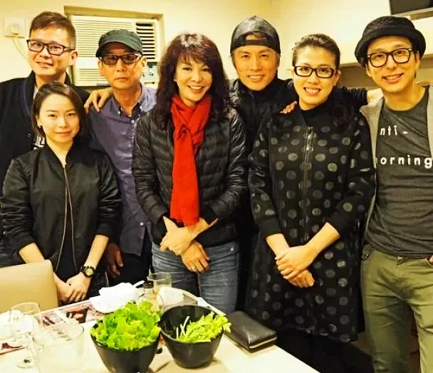 郑裕玲（右四）曾在社媒分享与《男亲女爱》演员的聚餐照片。有人告诉港媒，陈彦行（右二）女儿的爸爸是黄子华（右三）的司机。（互联网）
