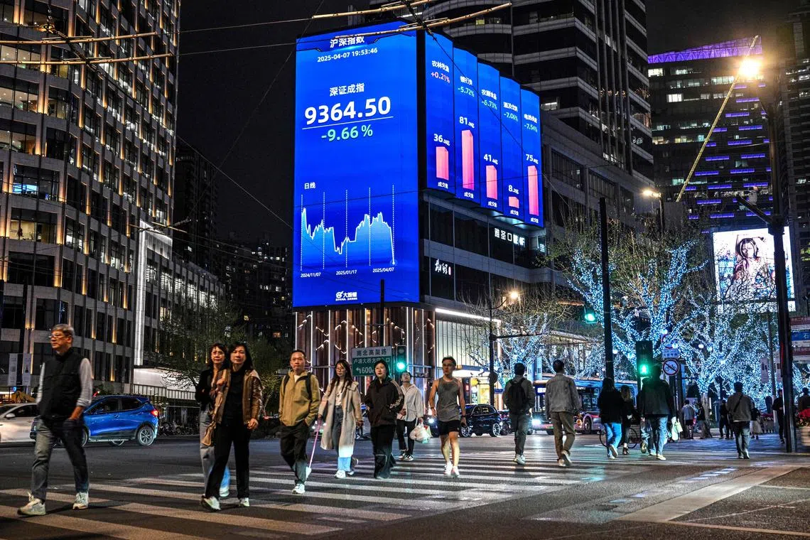 清明假期后首个交易日（4月7日）中国股市经历“黑色星期一”，图为上海静安区街头的大荧幕显示当天深证成指跌9.66%。（法新社）