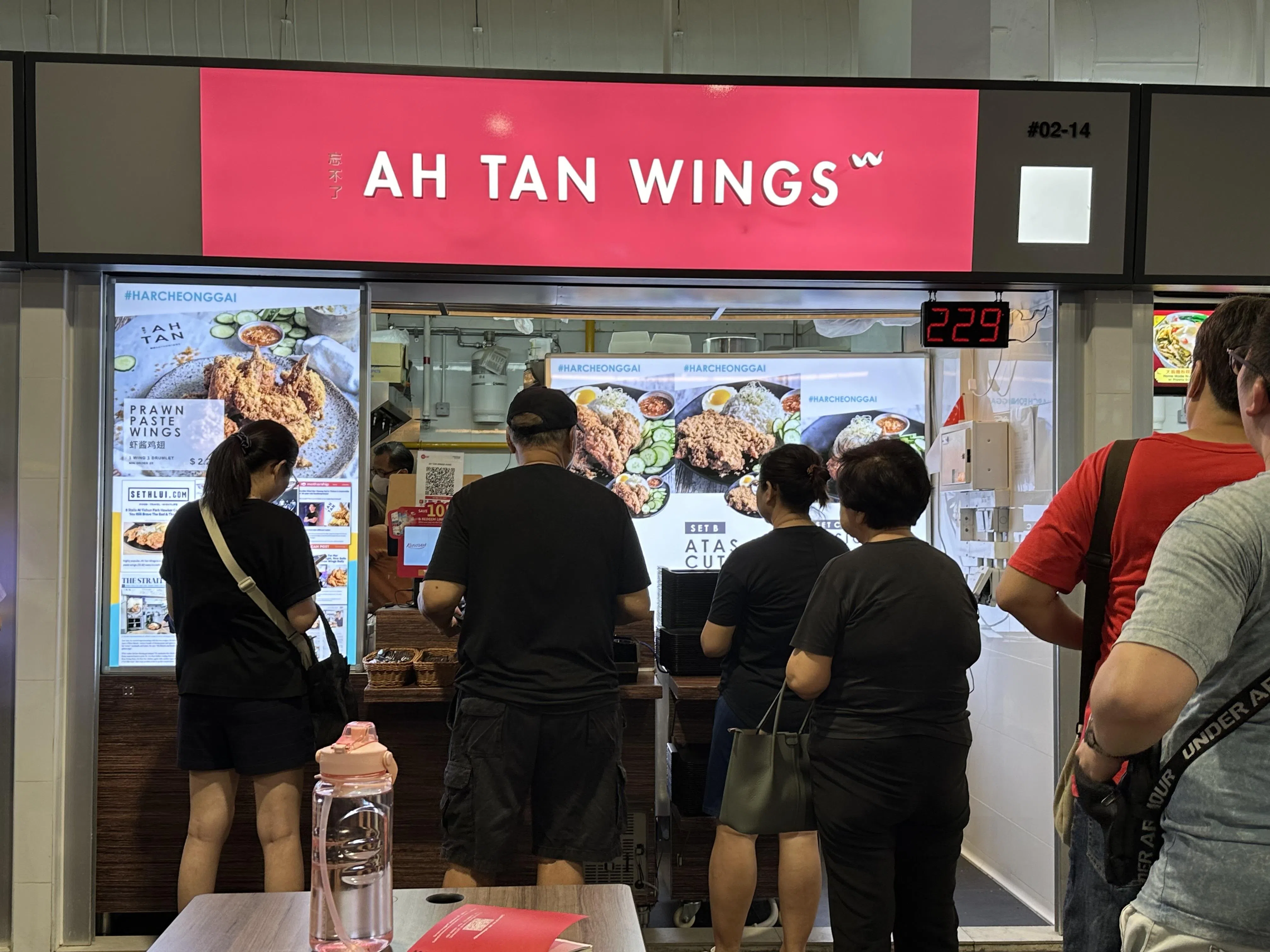 位于安谷村熟食中心的Ah Tan Wings摊位，主打虾酱鸡套餐。（叶晓虹摄）