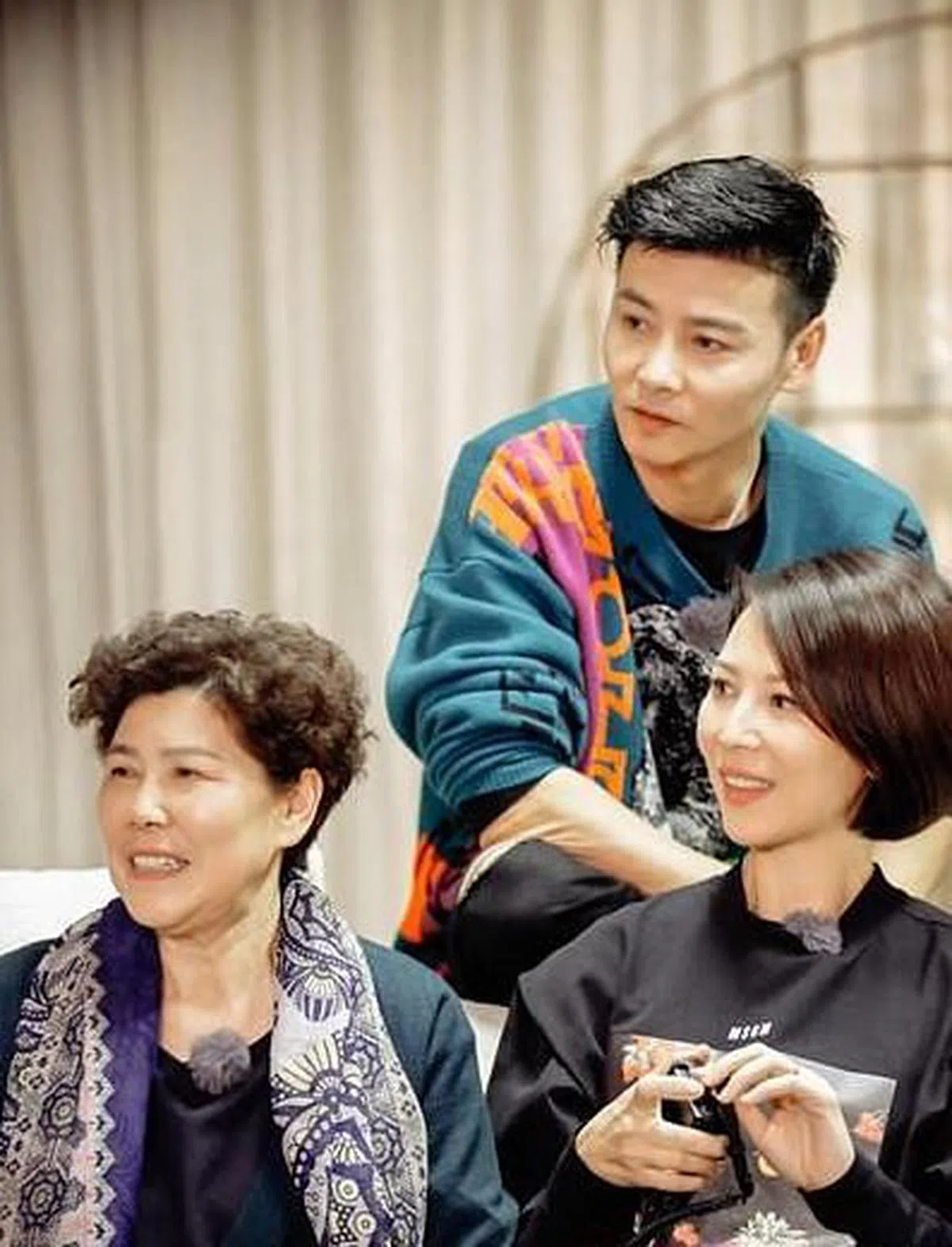 张晋（后）和母亲（左一）、太太蔡少芬。（互联网）