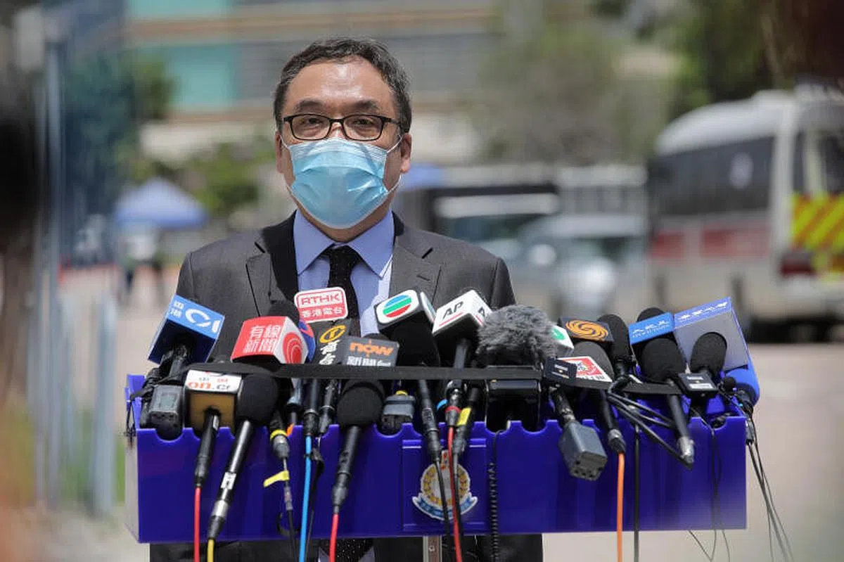 香港警务处国家安全处高级警司李桂华，上周四（17日）在《苹果日报》总部大楼外举行记者会。（彭博社）