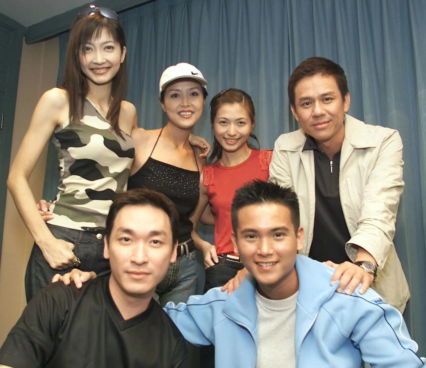 《三个半女人》是2001年播出的新传媒电视剧，由黄碧仁（后排左起顺时针）、陈丽贞、赖怡伶、已故黄文永、沈炜竣和陈泰铭主演。（档案照）