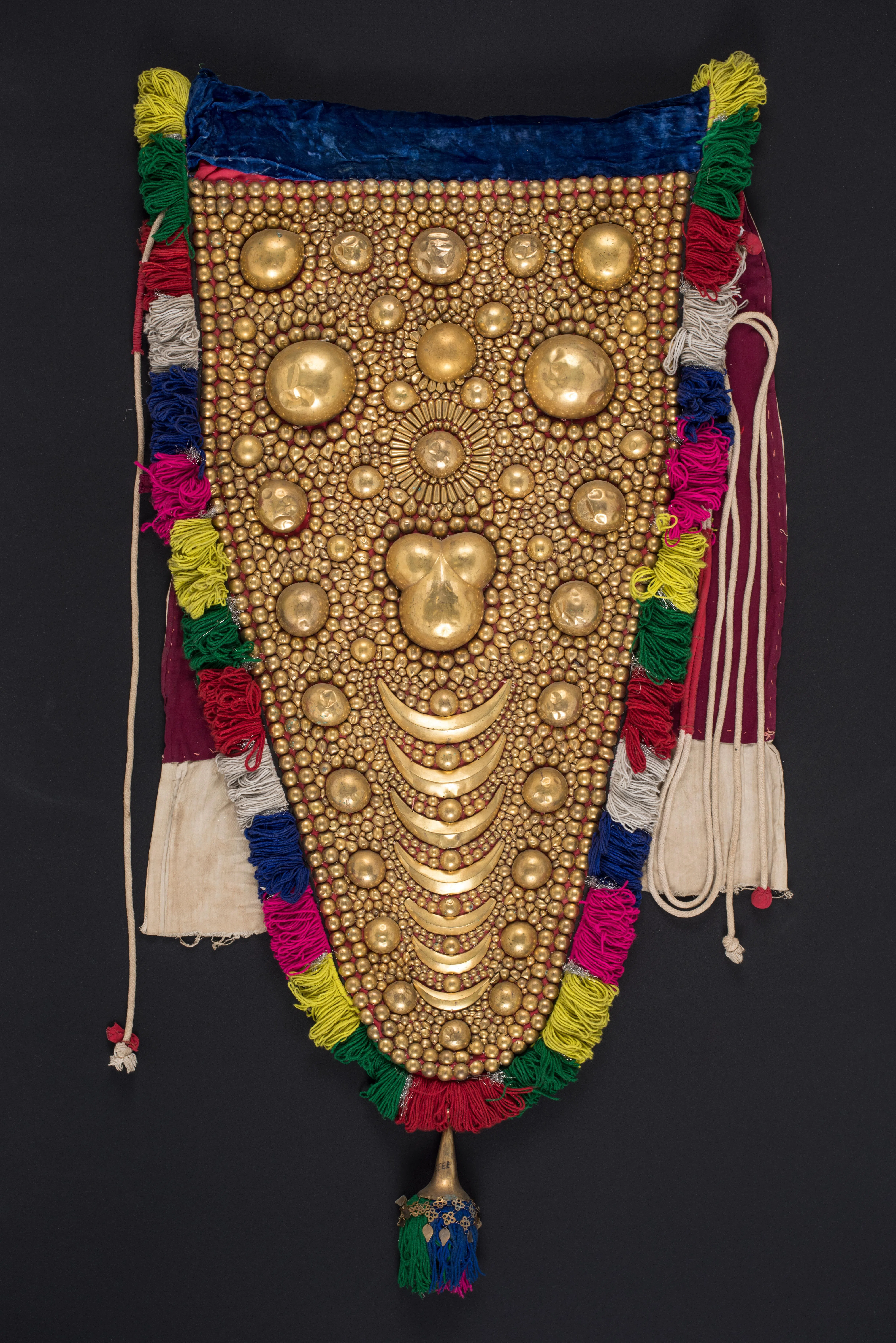 大象头饰（nettipattam）是印度喀拉拉邦在佳节期间，用于装饰大象额头的装饰品，通常由铜和镀金材料制成。（印族文化馆提供）