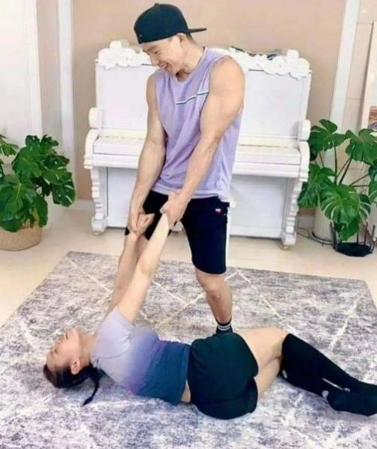 刘畊宏和老婆王婉霏一起跳健身操，王婉霏累瘫的模样逗乐许多网民。（抖音截图）