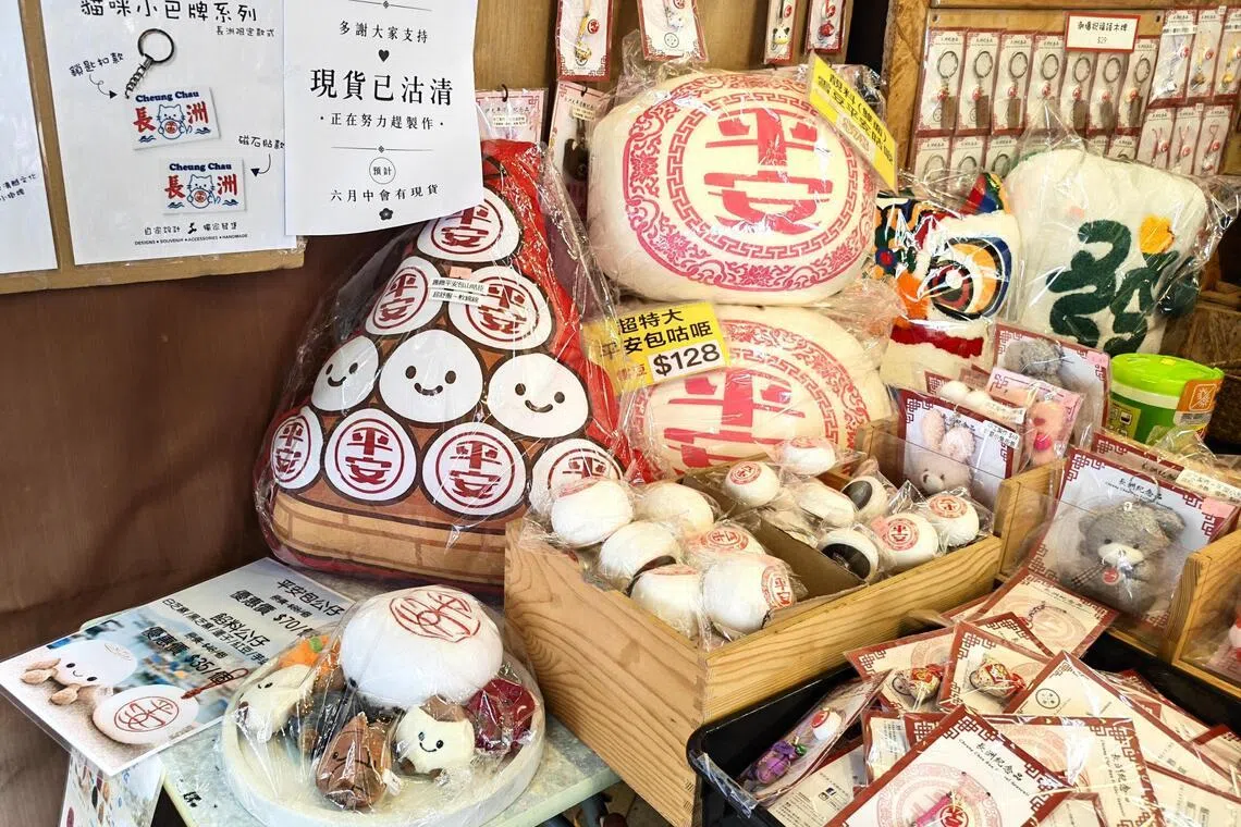 以平安包为设计灵感的周边产品，深受游客喜爱。（陈爱薇摄）