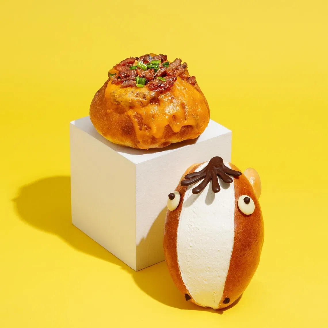 怡丰城面包物语概念店独家推出那波利面包配肉干（上）和马造型的奶油夹心面包。（品牌提供）