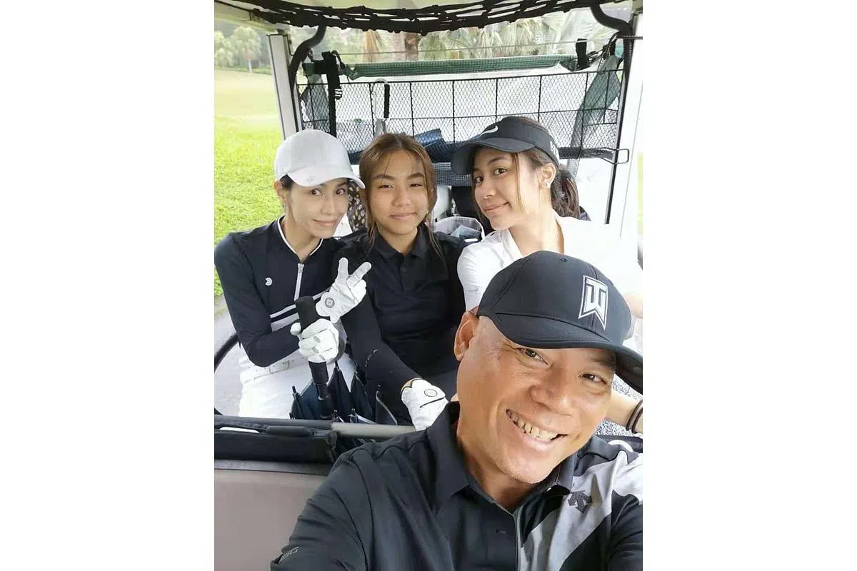 巫启贤过去一年享受天伦之乐，长女（后排右一）也即将正式出道。（巫启贤提供）