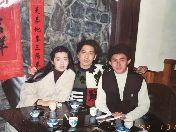 社媒上原PO挖出32年前家里旧照，意外发现当年的王祖贤（左）和齐秦（中）曾经造访。（互联网）